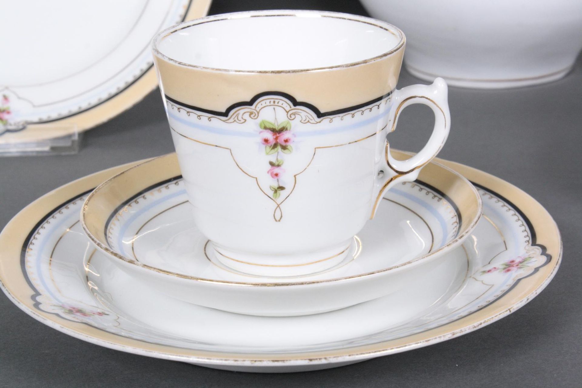 Biedermeier-Kaffeeservice-Teile, 31 StückBestehend aus Kaffeekanne, Zuckerdose, 9 Tassen, 12 - Bild 2 aus 2