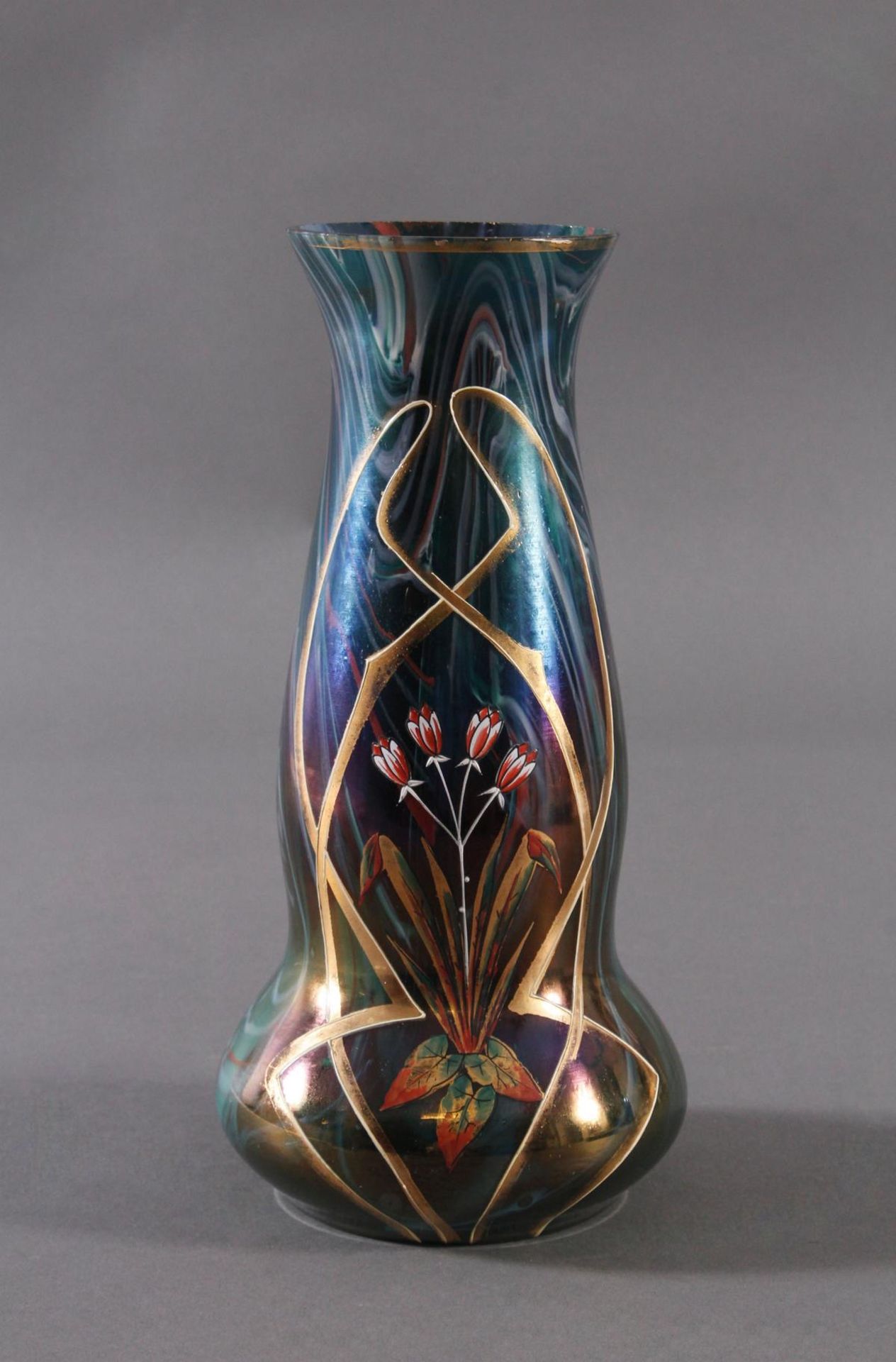 Jugendstil Glasvase, wohl Harrach BöhmenFarbloses Glas mit grünem Unterfang. Außenwandung mit