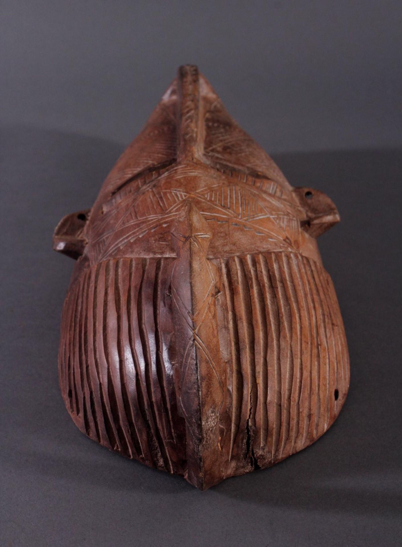Antike Maske, Bambara, Mali 1. Hälfte 20. Jh.Holz geschnitzt, Musterritzungen, mit  Chamäleon- - Image 4 of 6