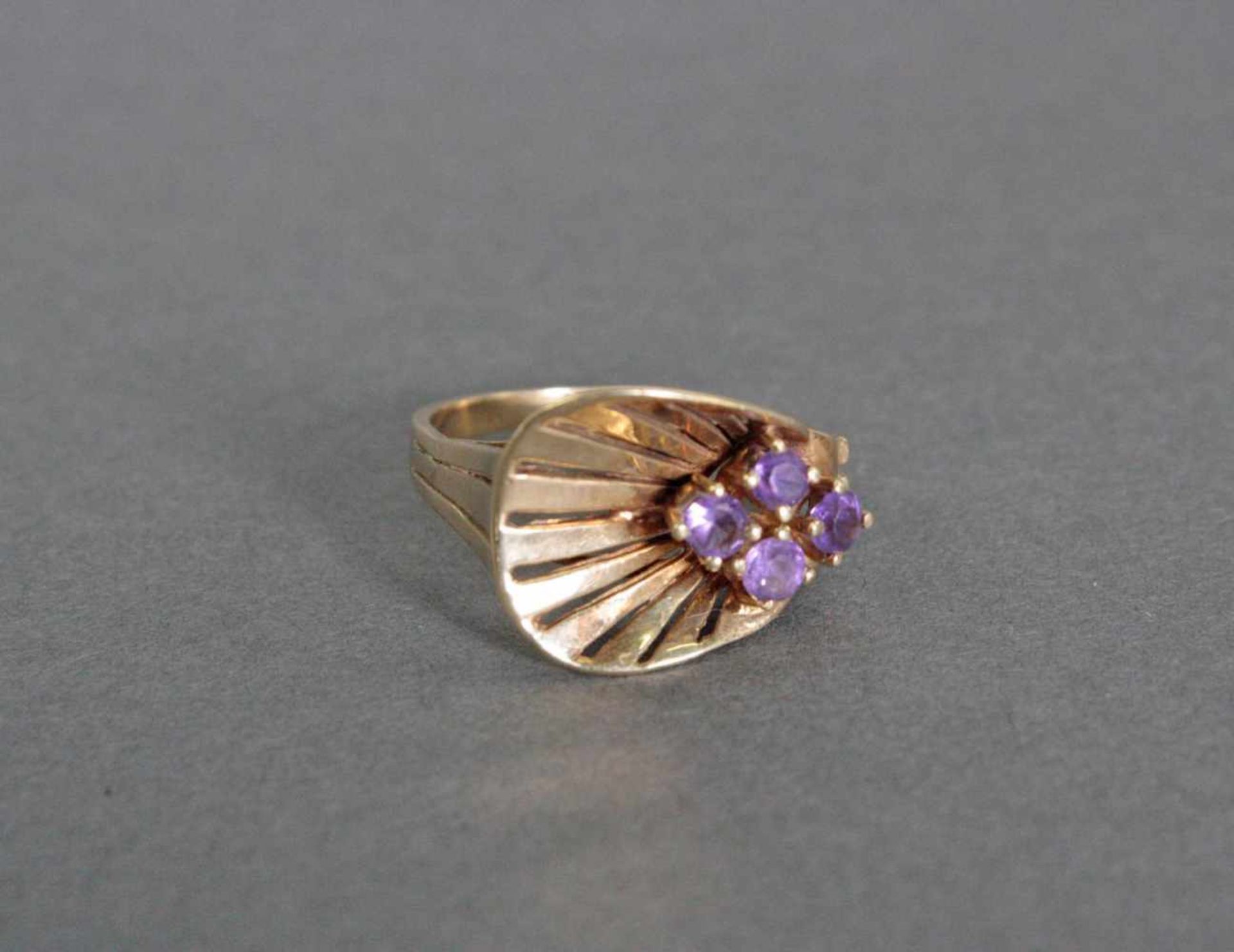 Damenring mit Amethyst, 14 Karat Gelbgold4 Amethyste von jeweils 0,1 Karat, Ringgröße 57, 5 g.