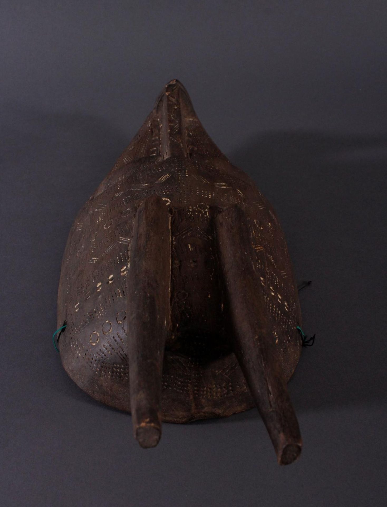 Antike Maske, Bambara, Mali 1. Hälfte 20. Jh.Holz geschnitzt, Musterritzungen, Reste weißer - Bild 4 aus 6