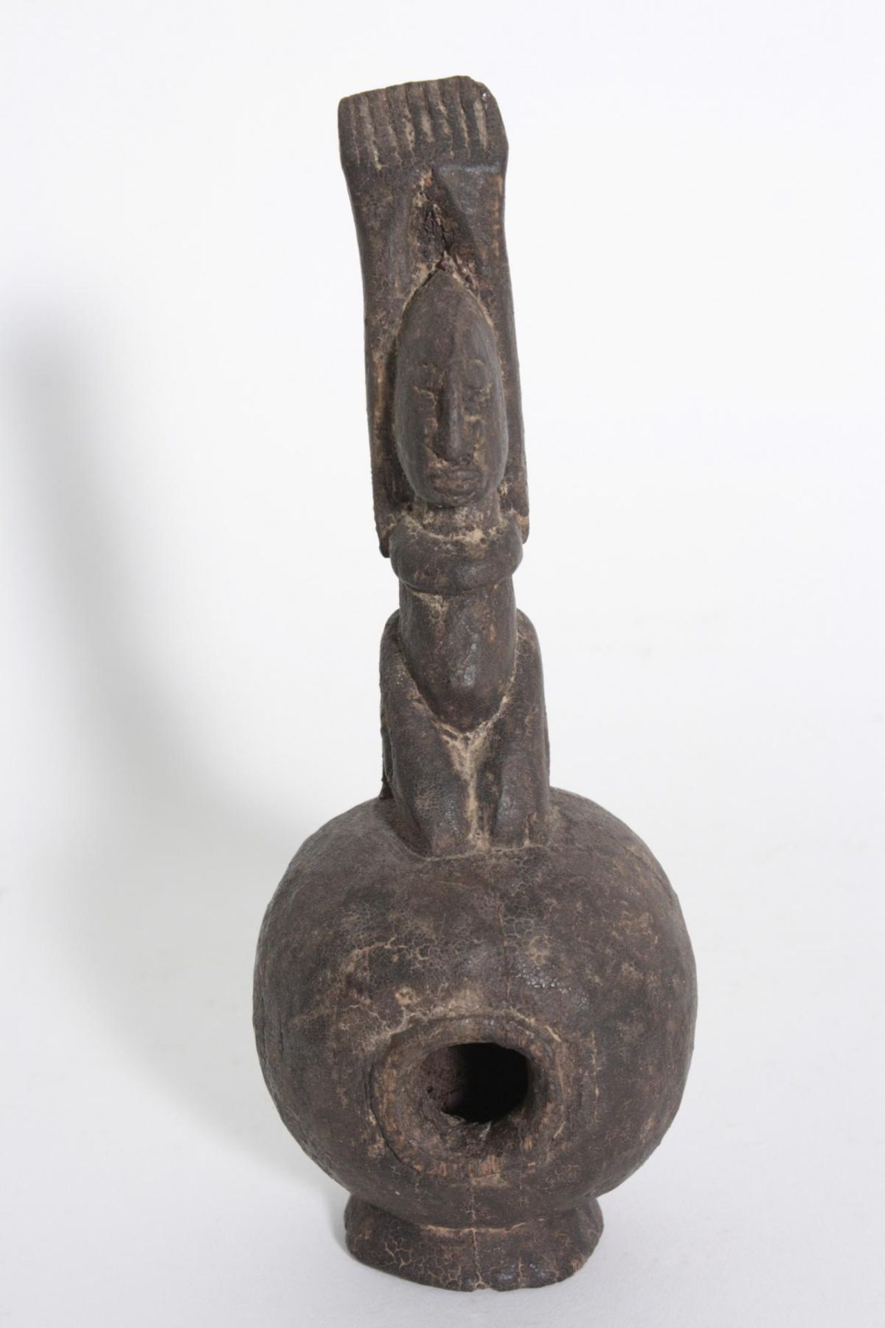 Kleines Ölgefäß, Dogon, Mali, 1. Hälfte 20. Jh.Holz geschnitzt, starke dunkelbraune Krustenpatina,