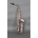 Saxophon Elkhart/Indiana, wohl 1. Hälfte 20. JahrhundertVersilbert und mit floraler Gravur.