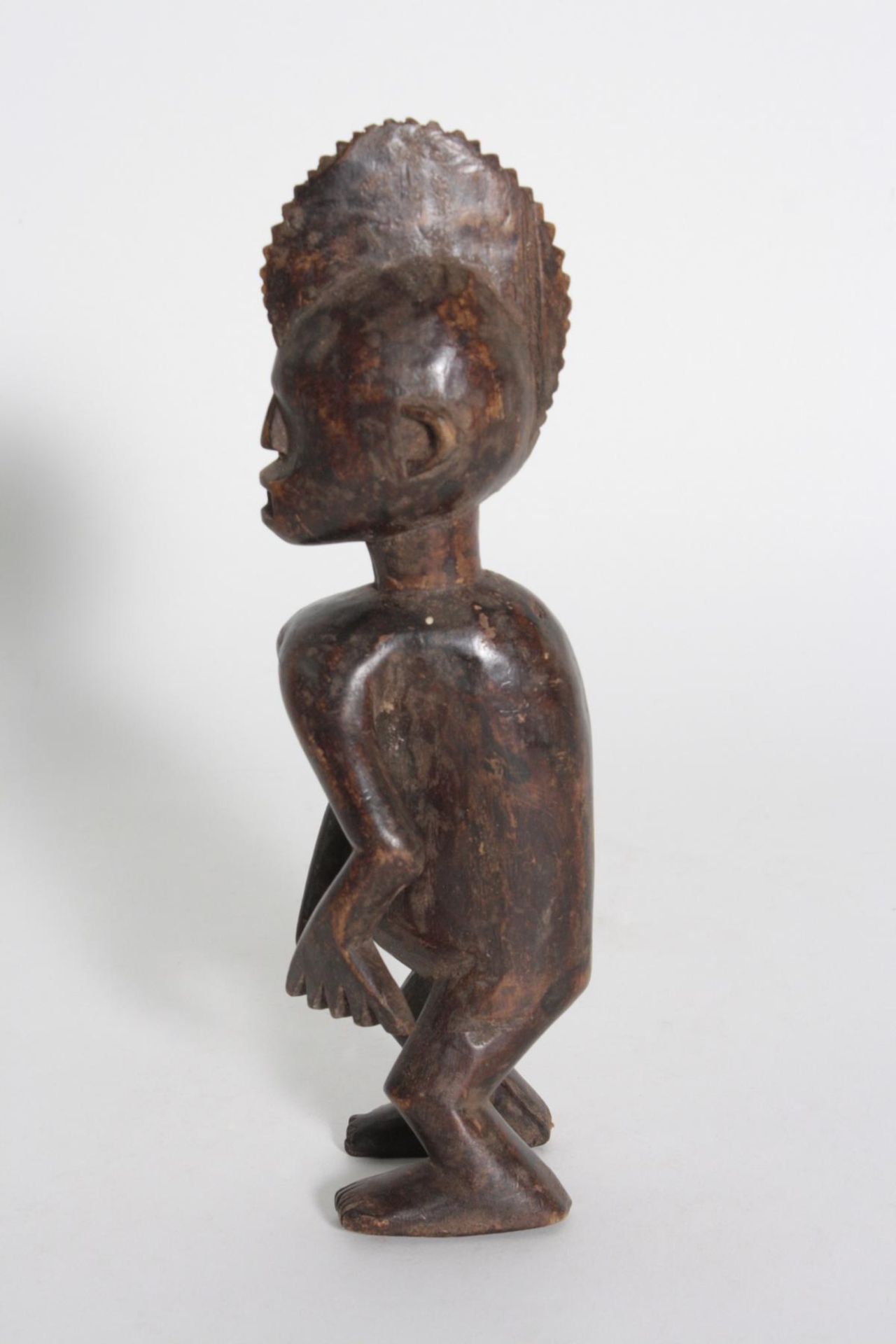 Stehende Figur, Chamba, Nigeria, 1. Hälfte 20. Jh.Holz, geschnitzt, schwarzbraune, krustig- - Bild 4 aus 5