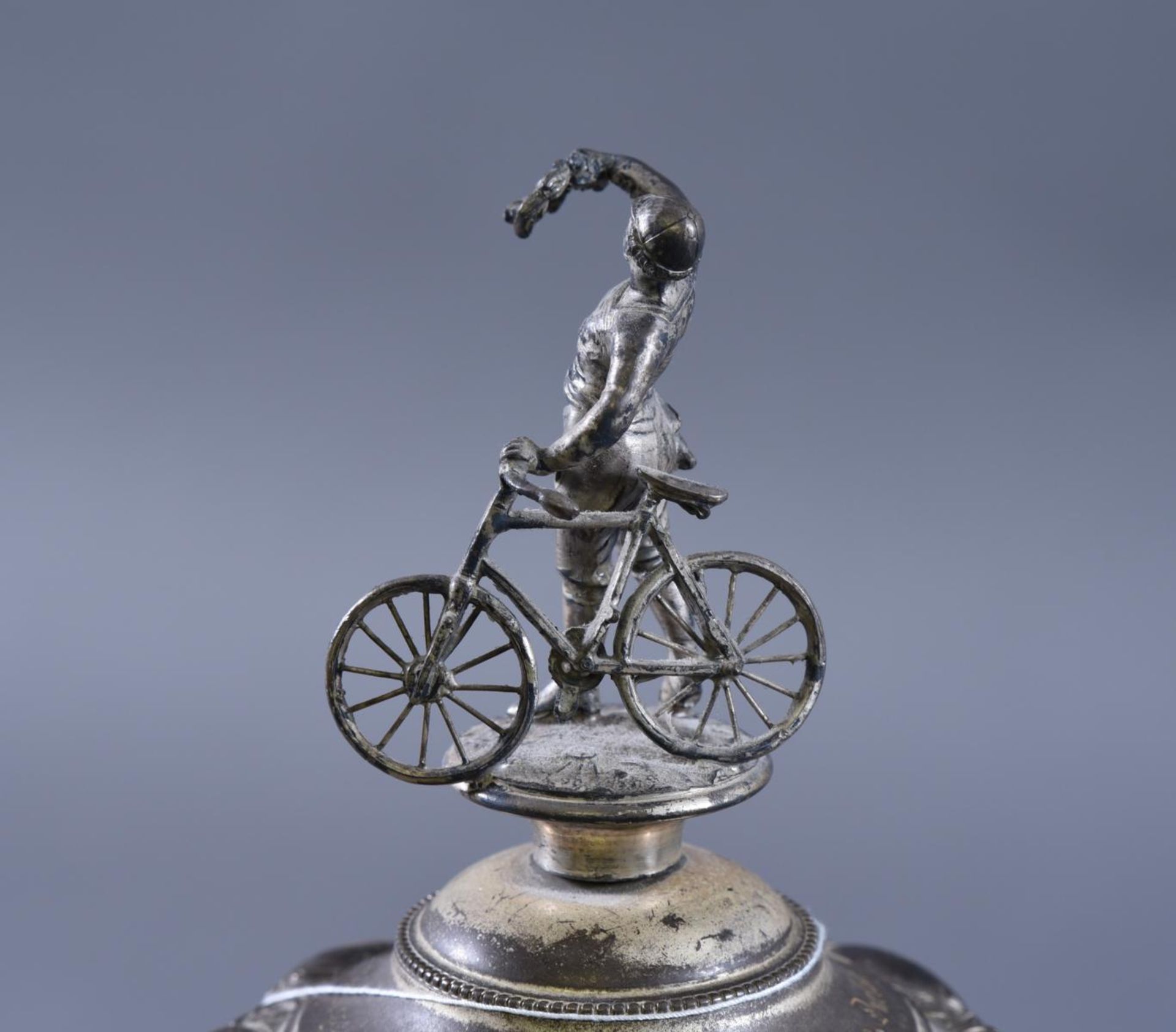 Radfahrerpokal, Germania Durlach (Karlsruhe), 1898Hoher Deckelpokal mit bekrönenden Radfahrer. - Bild 6 aus 6