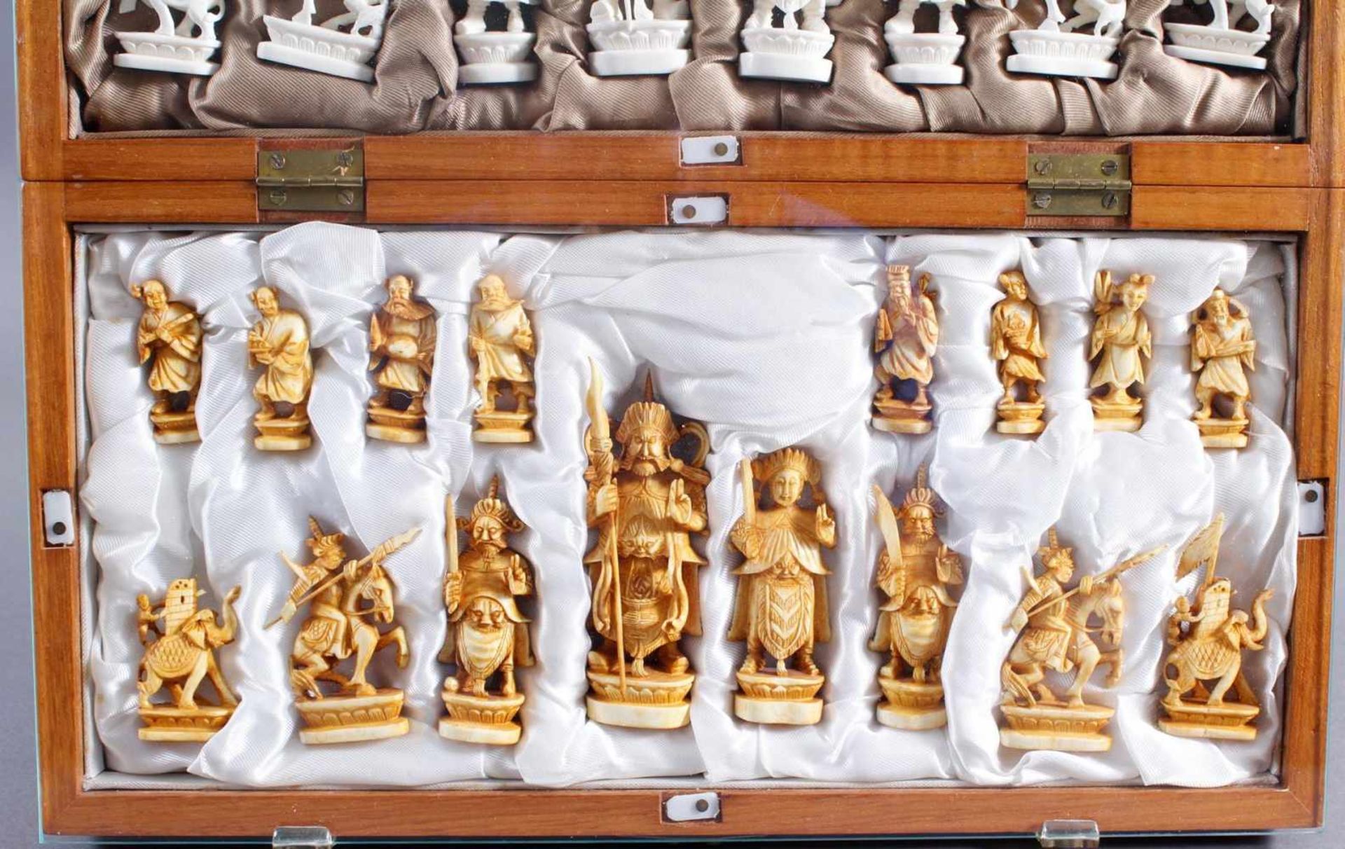 Elfenbein Schachspiel, Asien um 1930Komplettes Schachspiel mit Unterbringungsmöglichkeit der Figuren - Bild 3 aus 4