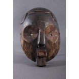 Antike Maske, Zaire/Kongo 1. Hälfte 20. Jh.Holz geschnitzt, dunköe Patina . Gesicht mit linearen