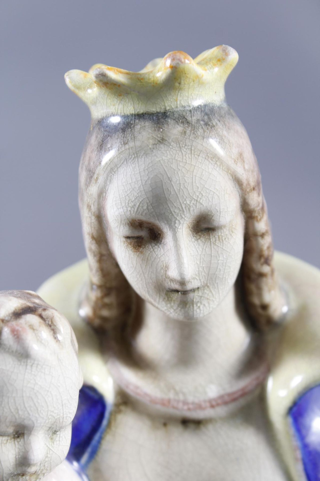 Karlsruher Majolika, Mondsichel-Madonna mit dem JesuskindKeramik mit fein craquelierter, polychromer - Bild 4 aus 5