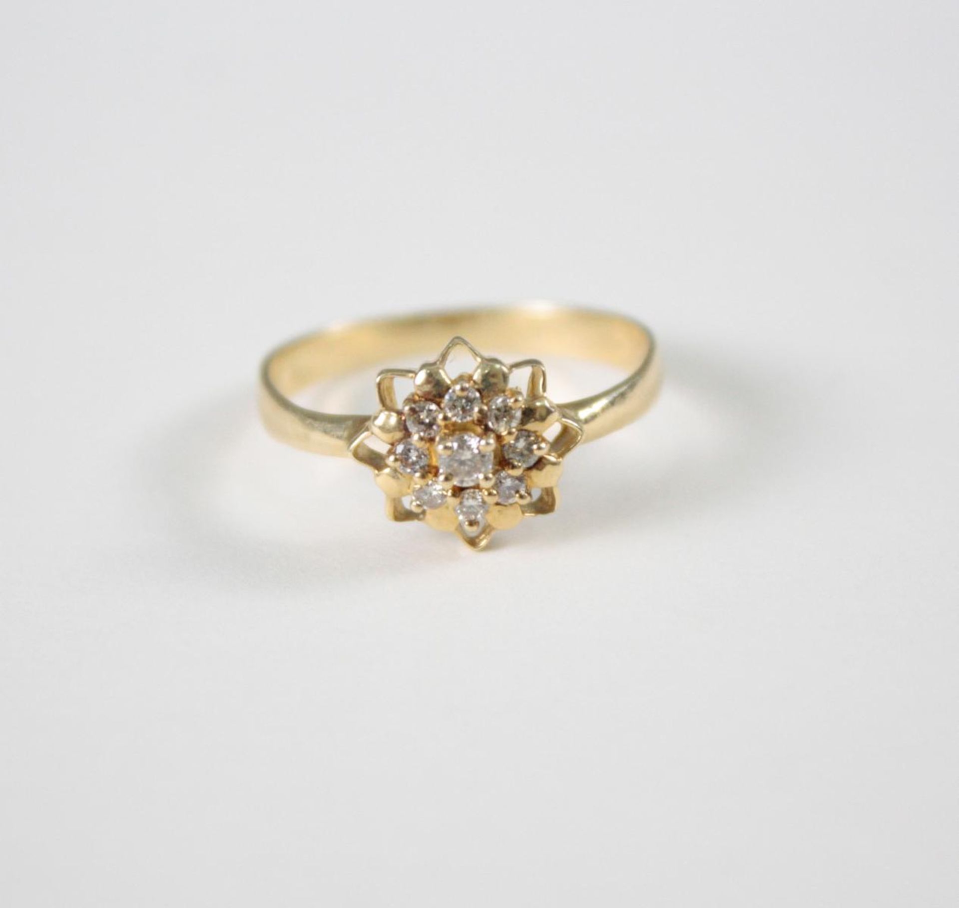 Damenring mit Diamanten, 14 Karat Gelbgold8 Diamanten von jeweils ca. 0,01 Karat, 1 Diamant von