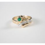 Damenring mit Smaragd und Diamanten, 14 Karat Gelbgold1 Smaragd im Diamantschliff von ca 0,10 Karat,