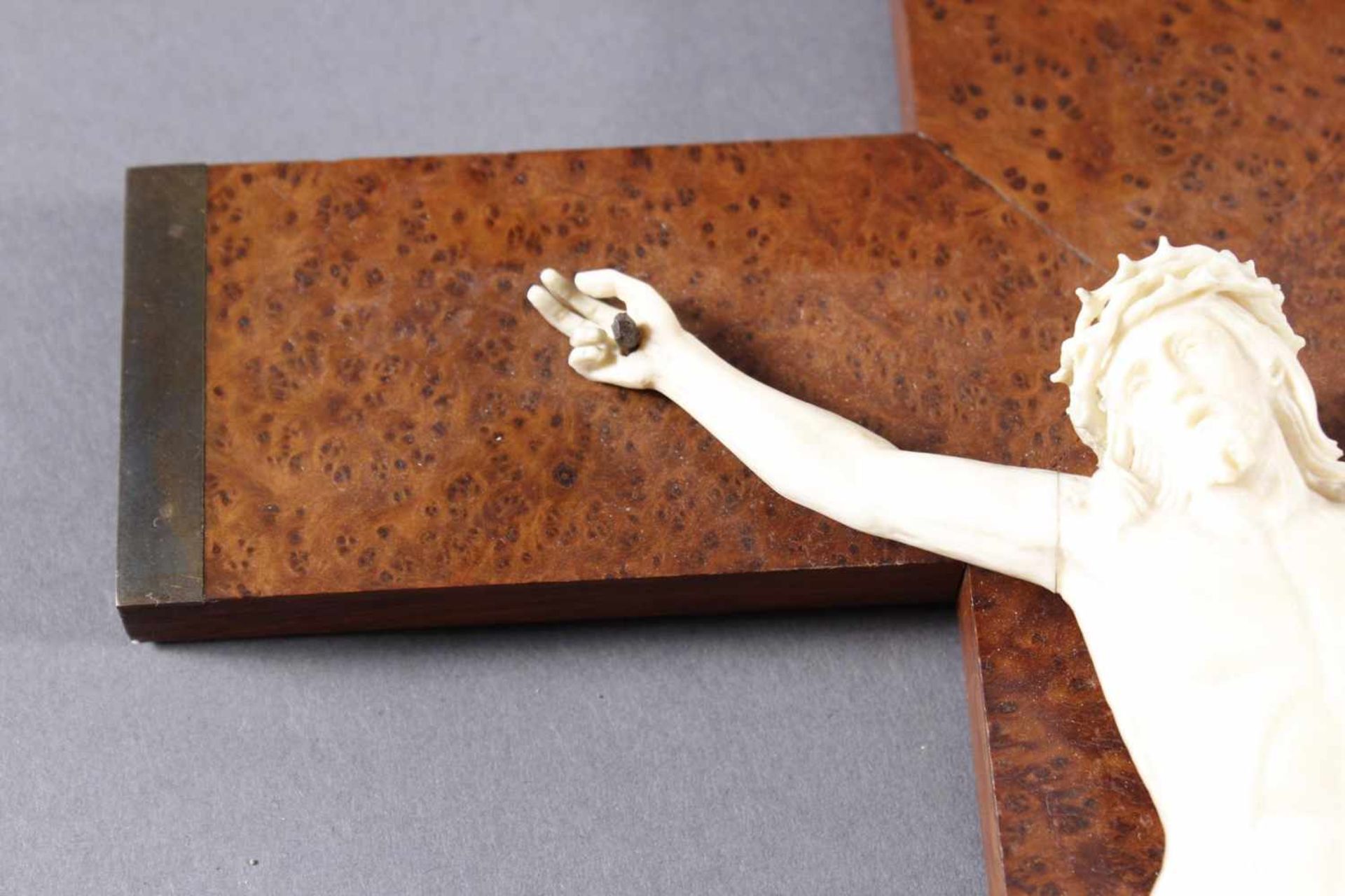 Elfenbein Corpus-Christi an Holzkreuz, Frankreich 19. JahrhundertFuniertes Wandkreuz mit - Bild 4 aus 5