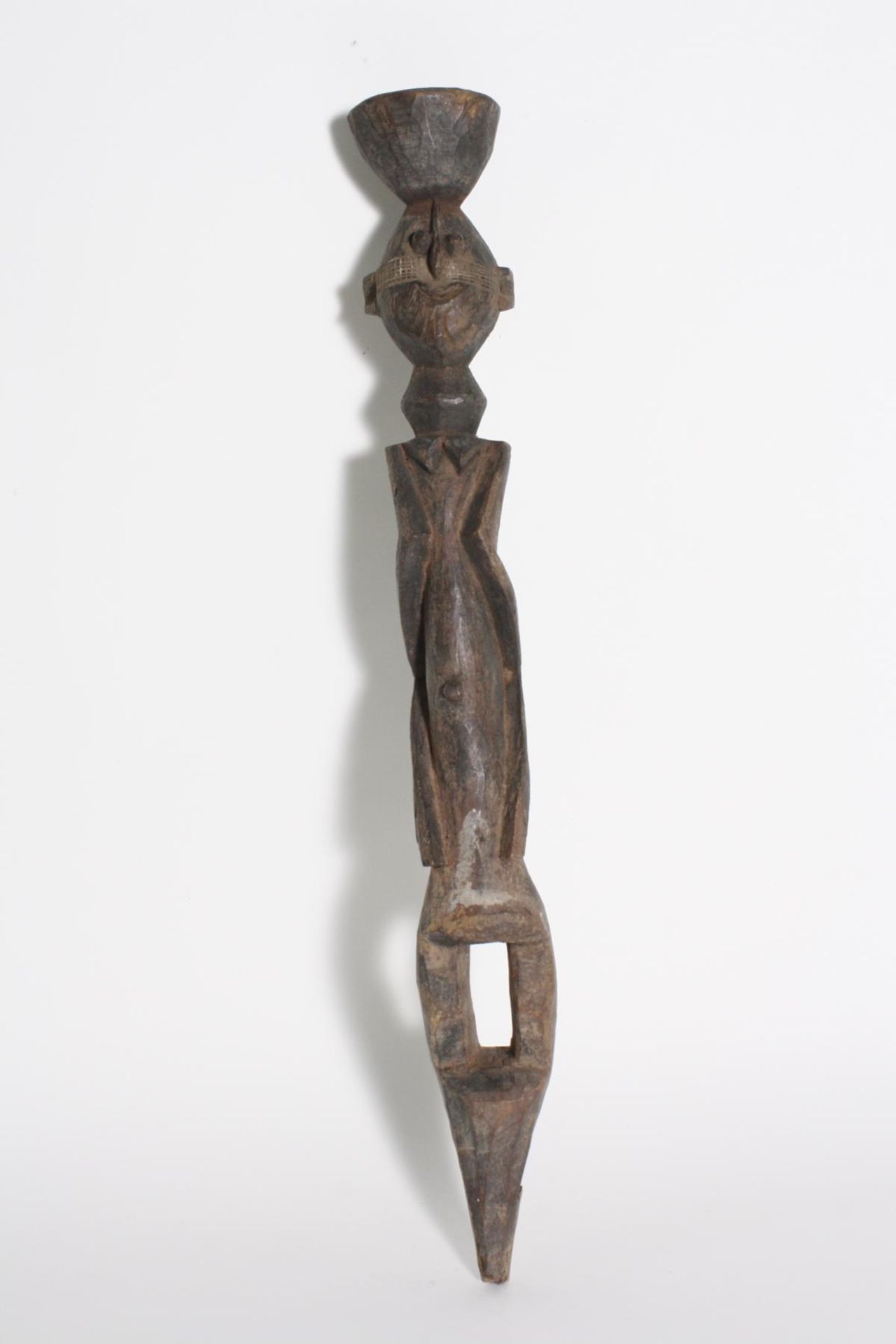Pfahlfigur "Tauwa", Chamba, Nigeria, Kamerum, 1. Hälfte 20. Jh.Holz geschnitzt, dunkler Patina,