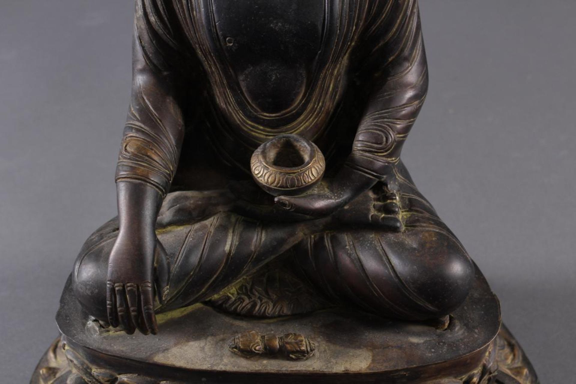 Buddha, Shakyamuni, Tibet 19. / 20. JahrhundertBronze patiniert. Mit der rechten Hand die Erde als - Bild 2 aus 4