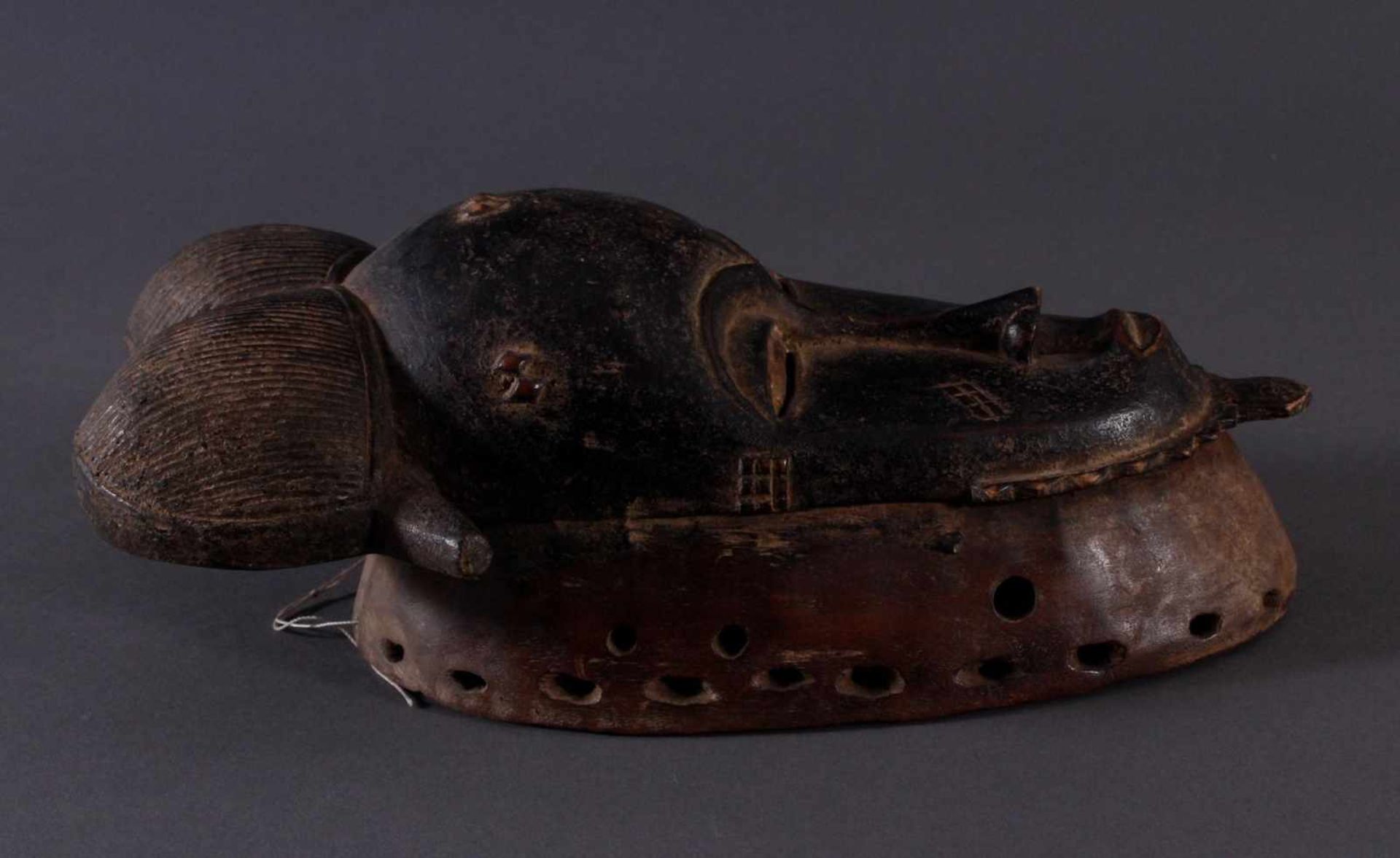 Antike Maske, Baule, Elfenbeinküste 1. Hälfte 20. Jh.Holz geschnitzt, dunkle Patina, Haar-Spitze - Bild 2 aus 4