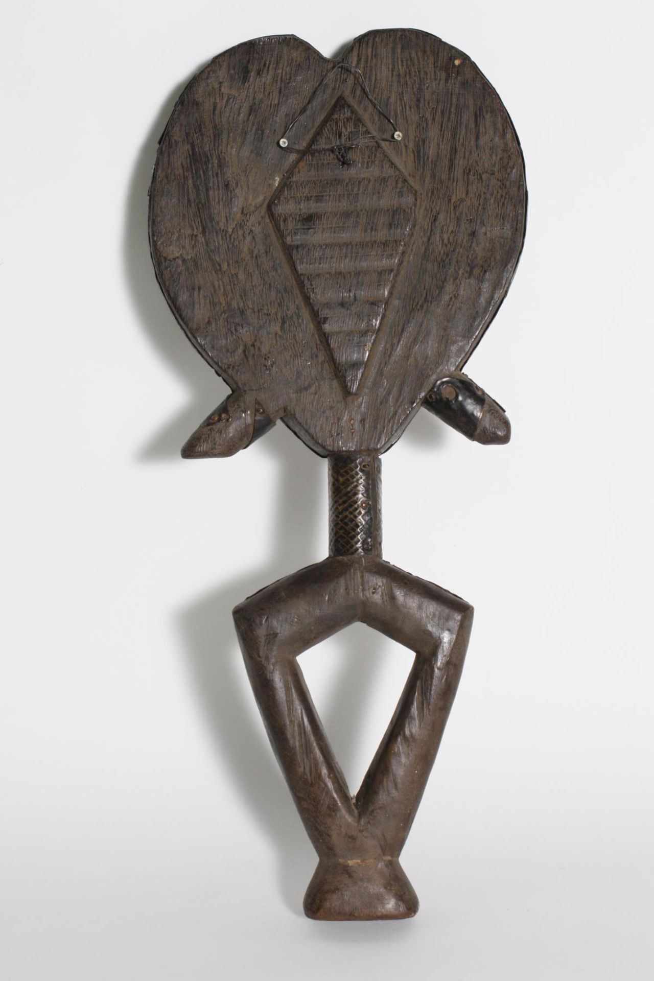 Bwiti-Reliquiar der Kota, Gabun, 1. Hälfte 20. Jh.Holz, konkave Gesicht mit eiförmigen Stirn, - Image 3 of 3