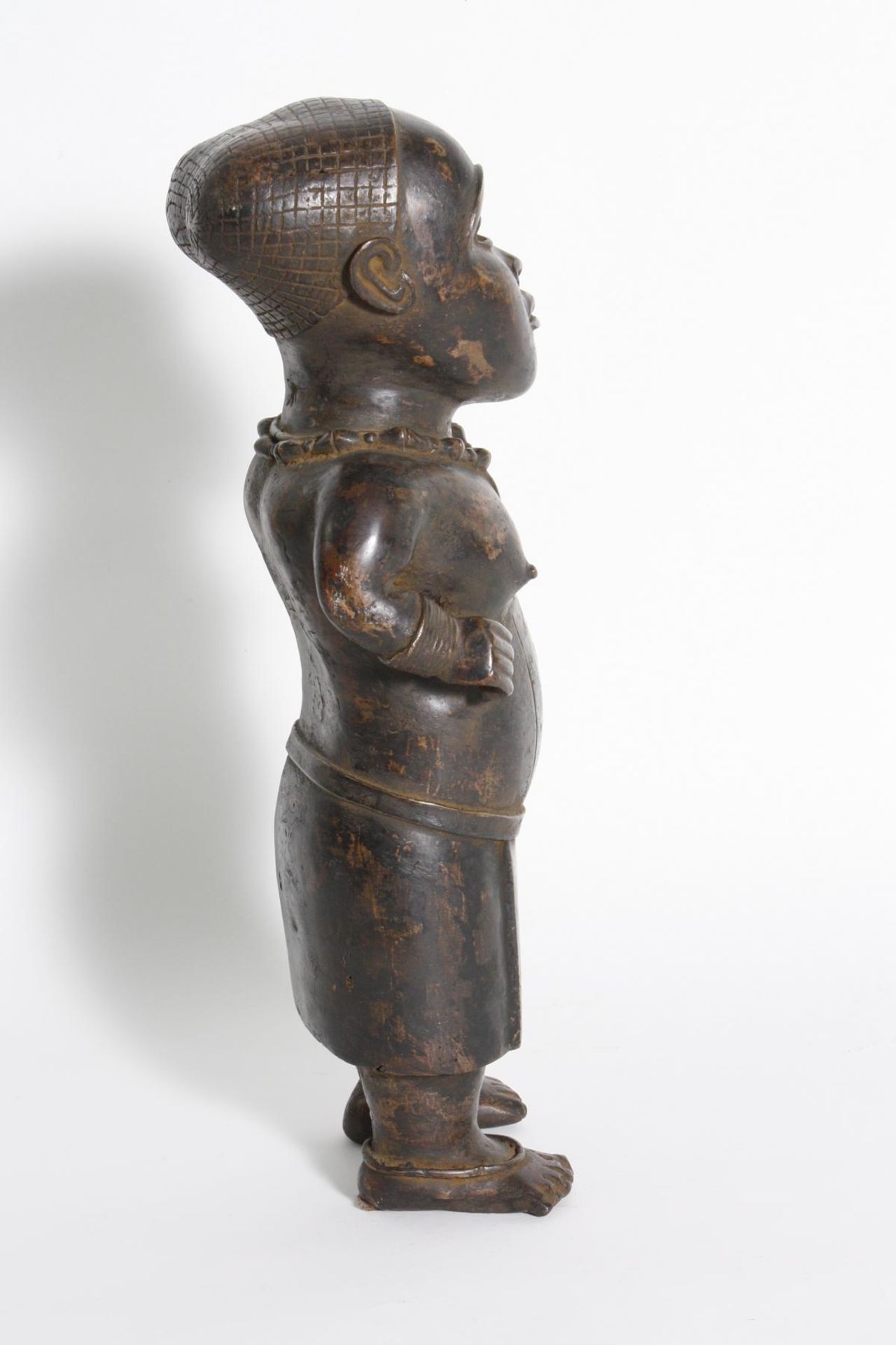 Bronze-Figur, Hofzwerg, Benin, Nigeria, 1. Hälfte 20. Jh.Stehende Figur mit seitlich am Körper - Bild 3 aus 5