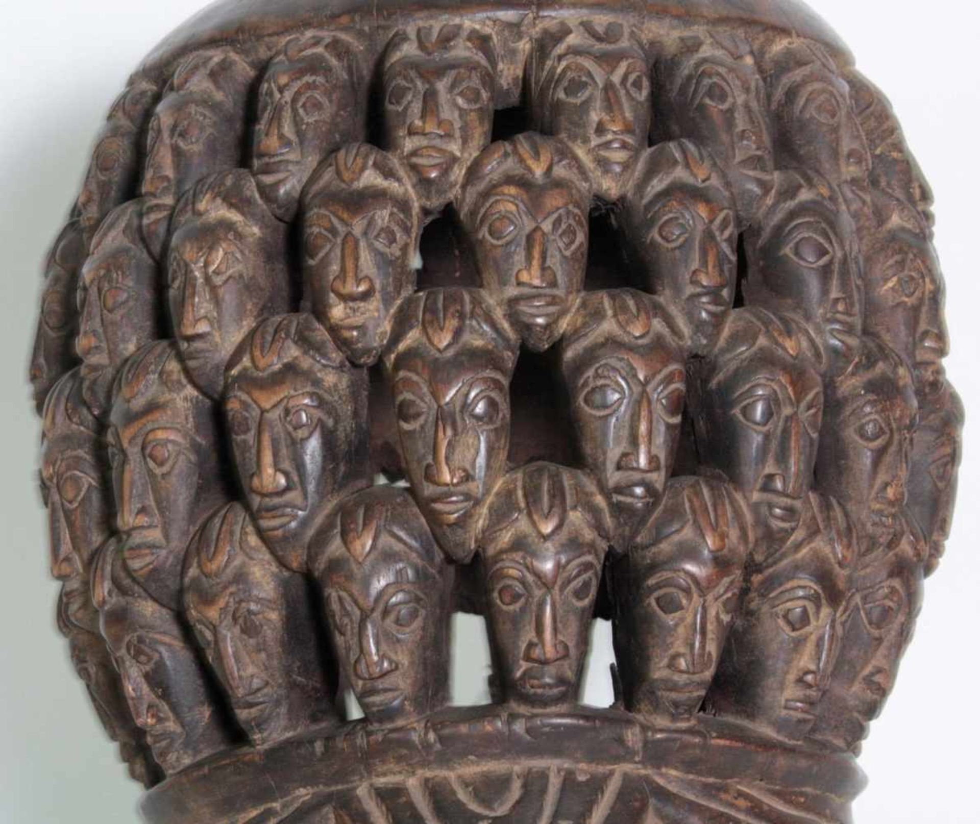 Große Bamum Tanzmaske, Kamerun, 1. Hälfte 20. Jh.Holz geschnitzt, glänzende dunkelbraune glänzende - Bild 3 aus 7