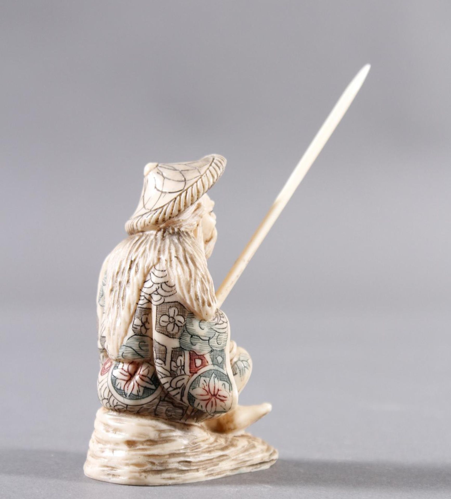 Elfenbein Okimono, Angler, Japan, Meiji-PeriodePolychromes Ritzdekor. Angel eingesteckt. - Bild 3 aus 5