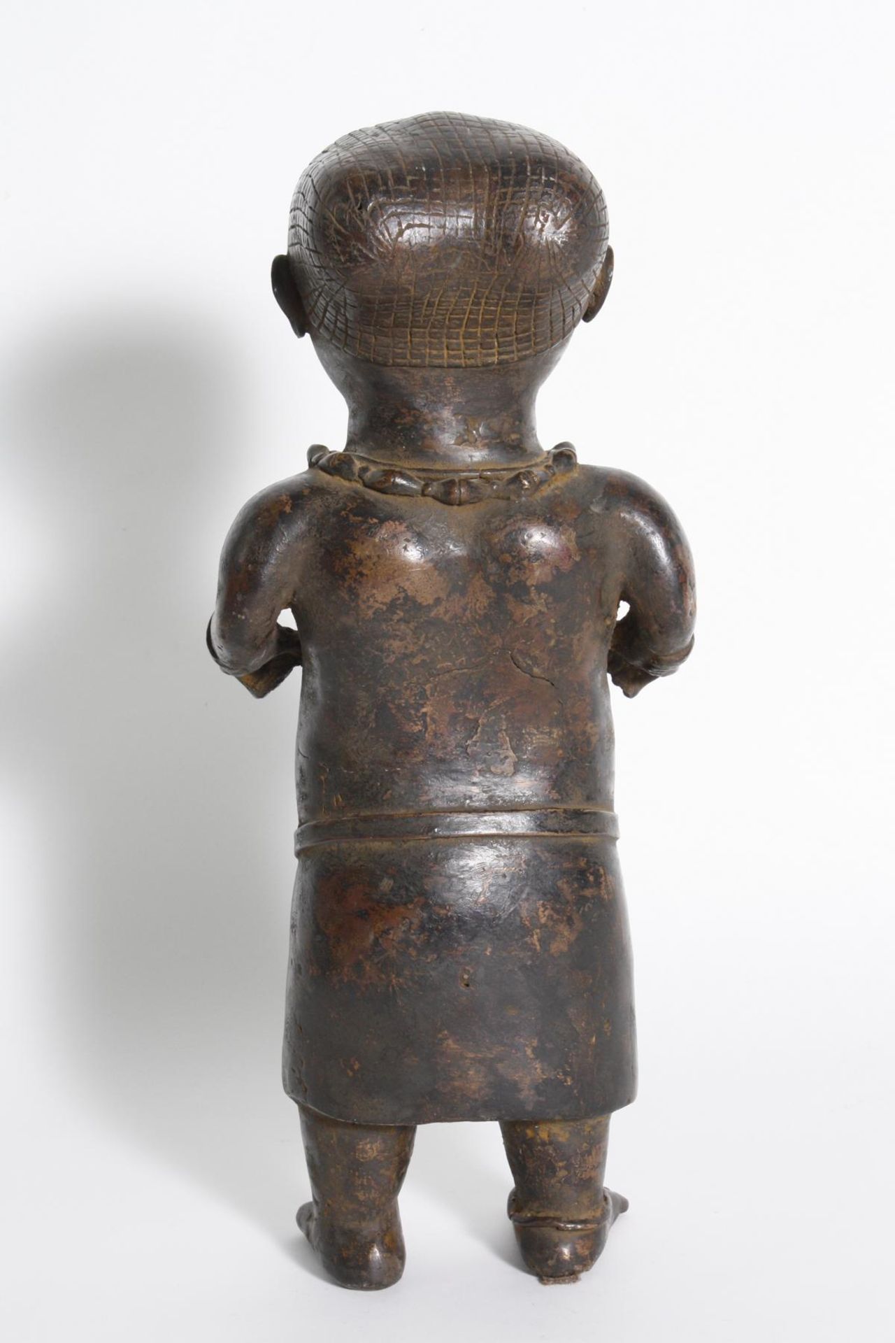 Bronze-Figur, Hofzwerg, Benin, Nigeria, 1. Hälfte 20. Jh.Stehende Figur mit seitlich am Körper - Bild 4 aus 5