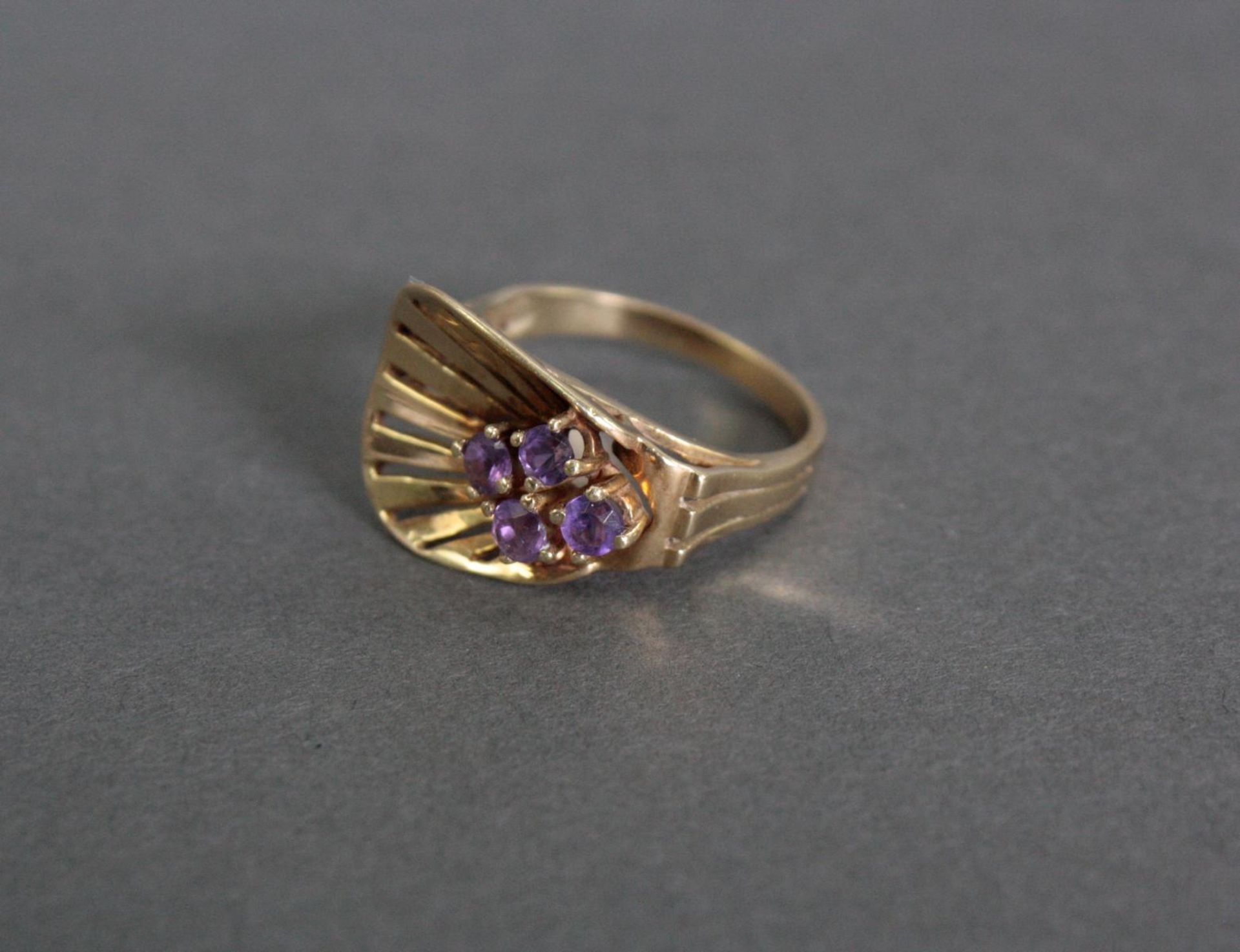 Damenring mit Amethyst, 14 Karat Gelbgold4 Amethyste von jeweils 0,1 Karat, Ringgröße 57, 5 g. - Bild 2 aus 3