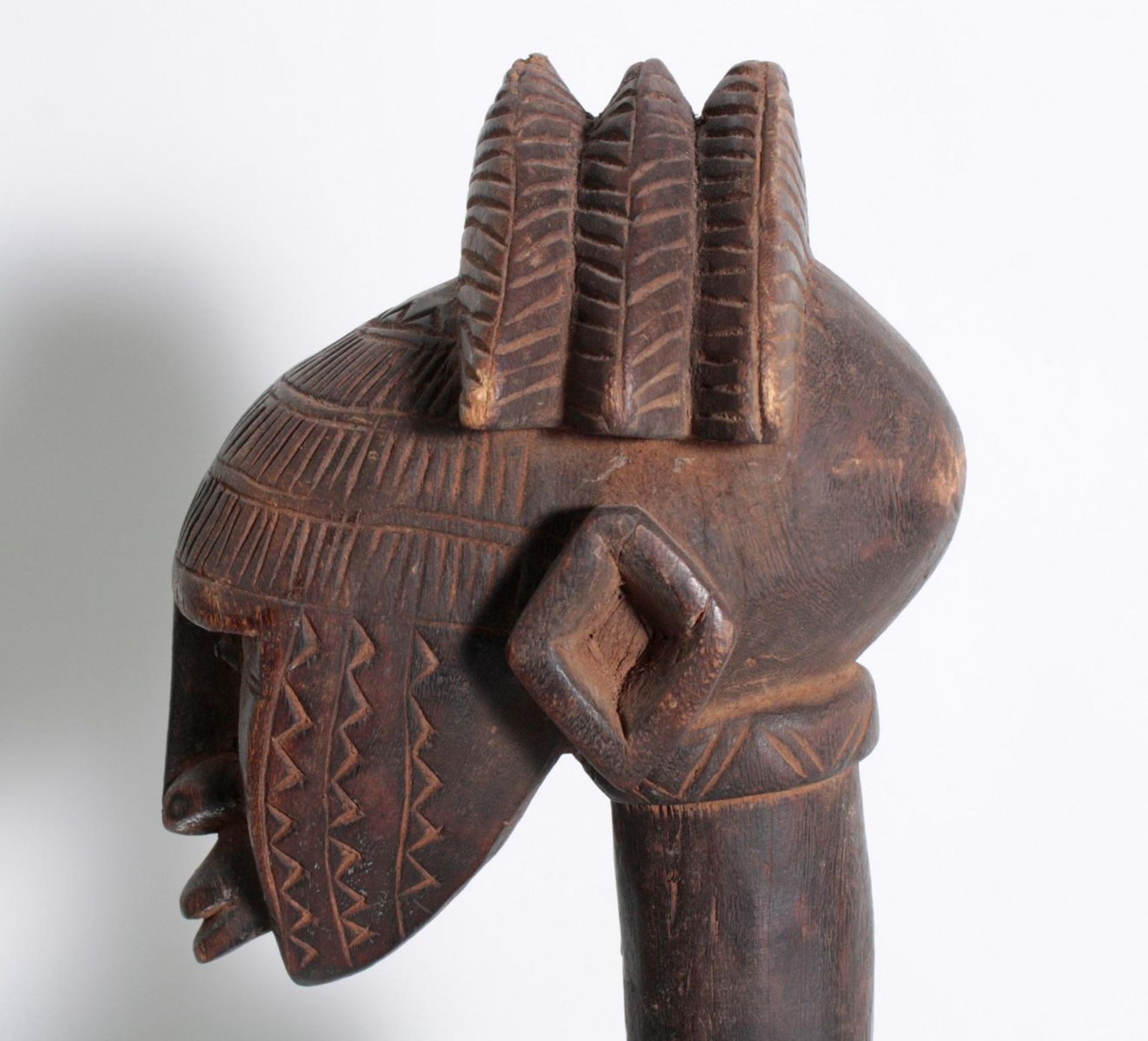 Bambara/Mali, sitzende weibliche Figur, 1. Hälfte 20. Jh.Holz, dunkelbraune Patina, sitzende Frau - Bild 6 aus 6