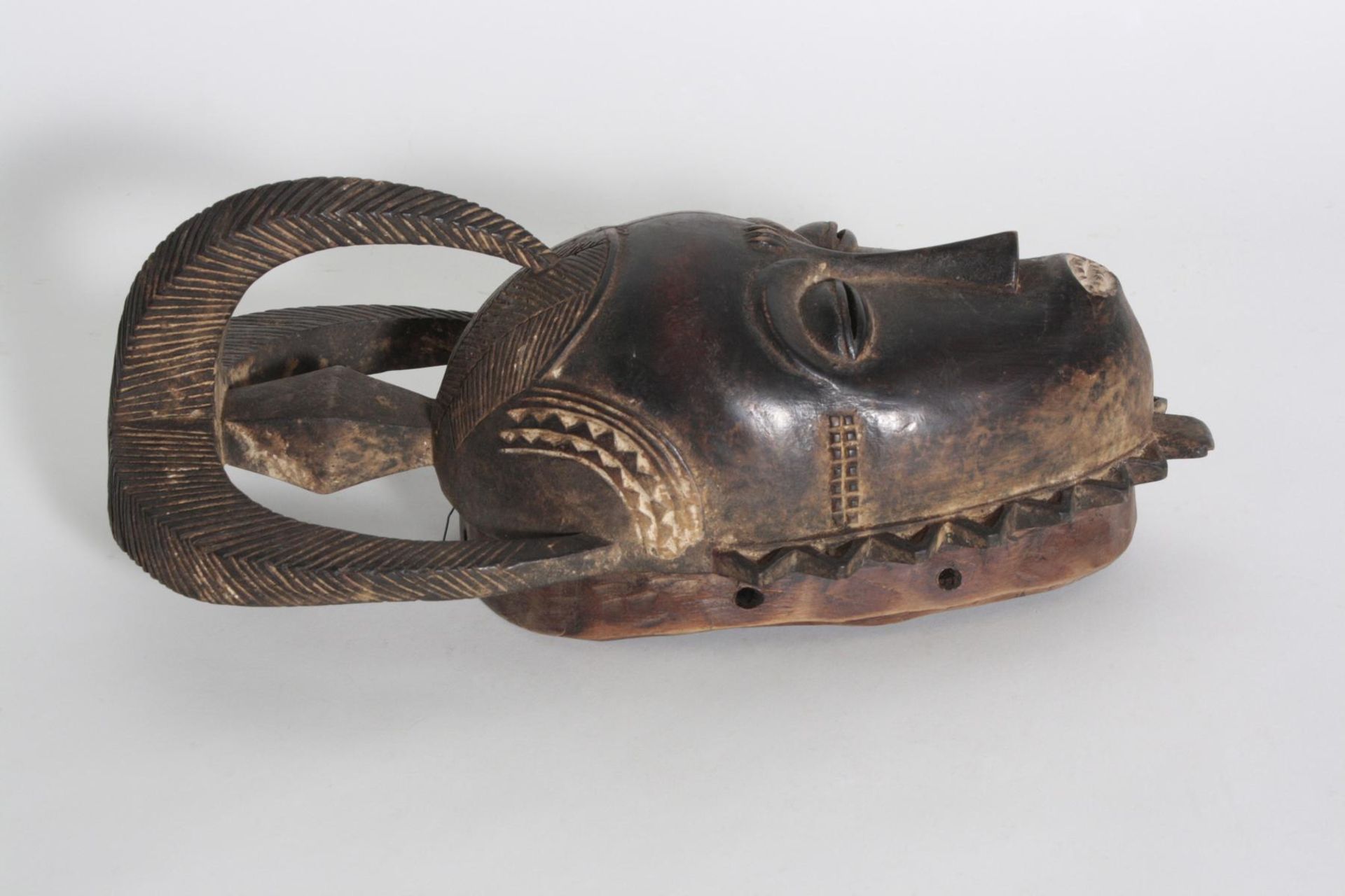 Yaure Maske, Elfenbeinküste, 1. Hälfte 20. Jh.Holz, geschnitzt, dunkelbraune Patina, Gesicht mit - Bild 2 aus 4