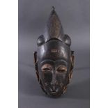 Antike Maske, Baule, Elfenbeinküste 1. Hälfte 20. Jh.Holz geschnitzt, dunkle Patina, Reste weißer