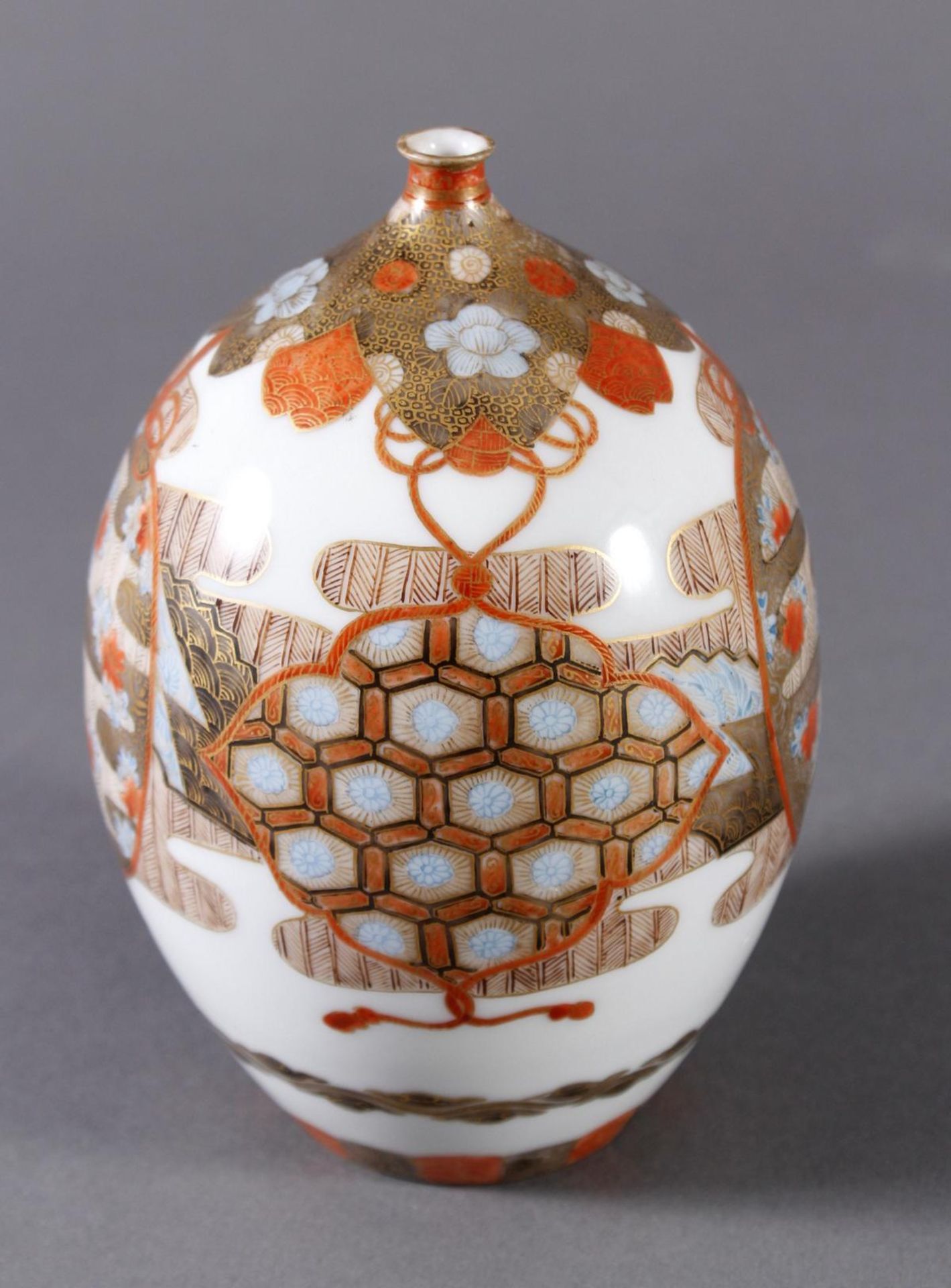 Porzellan Ziervase, Japan um 1900, Meiji PeriodeFein polychrom bemalt und goldstaffiert.