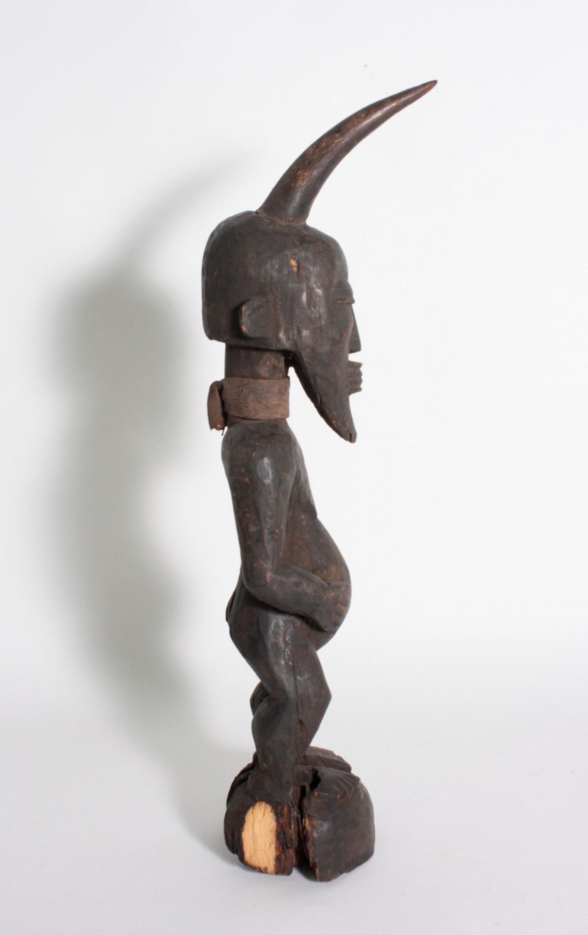 Kraft-Figur, Songye/Kongo, 1. Hälfte 20. Jh.Holz geschnitzt und dunkel patiniert, auf rundem - Bild 3 aus 7