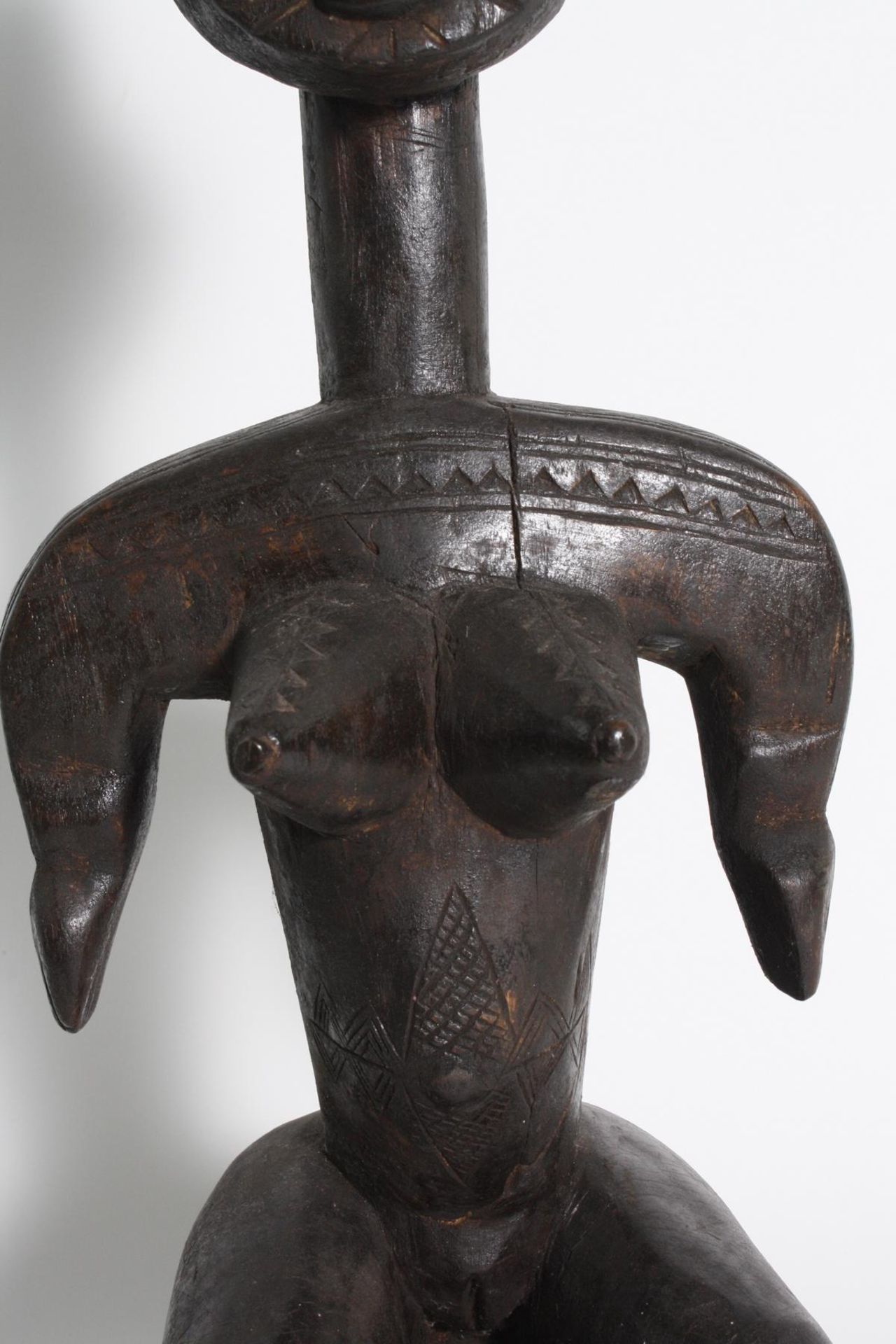 Sitzende weibliche Figur, Bambara, Mali, 1. Hälfte 20. Jh.Holz, geschnitzt. Dunkler krustiger - Bild 3 aus 6