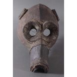 Antike Große Zoomorphe Maske. SeltenAus dem Vollholz geschnitzt, dunkle Patina darüber schwarze