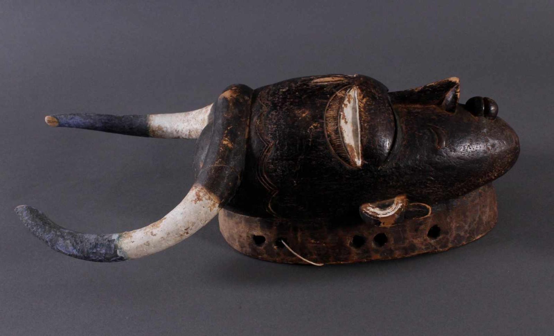 Antike Maske, Kamerun. Büffelmaske 1. Hälfte 20. Jh.Holz geschnitzt, Reste von weißer Farbe, - Bild 2 aus 4