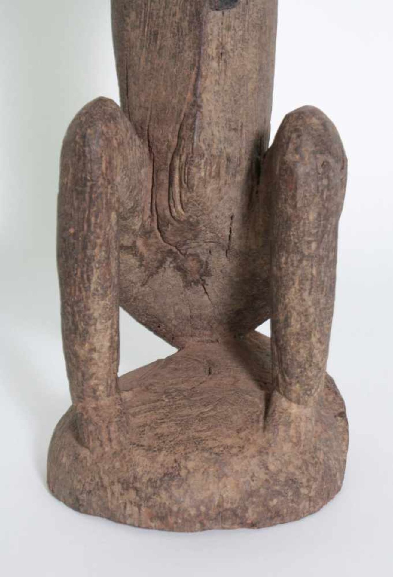 Hockende zoomorphe Figur, wohl Lobi, Burkina Faso, 1. Hälfte 20. Jh.Holz geschnitzt, graubraune - Bild 9 aus 10