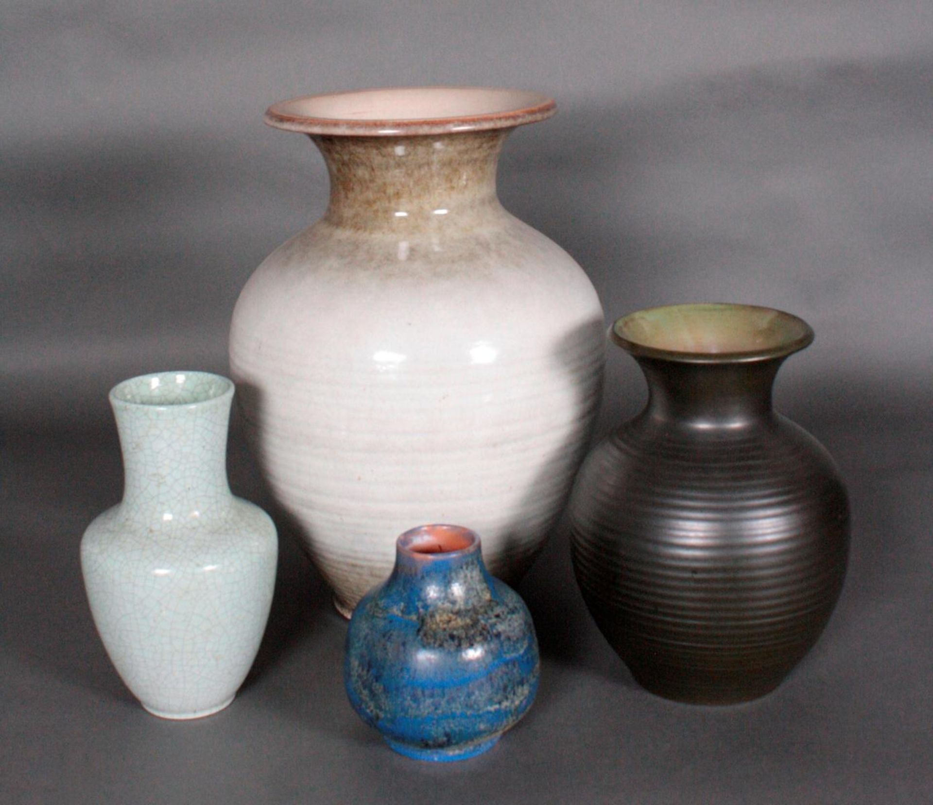 4 Keramik-Vasen, Karlsruhe MajolikaUnterschiedliche Formen und Größen, ziegelroter Scherben,
