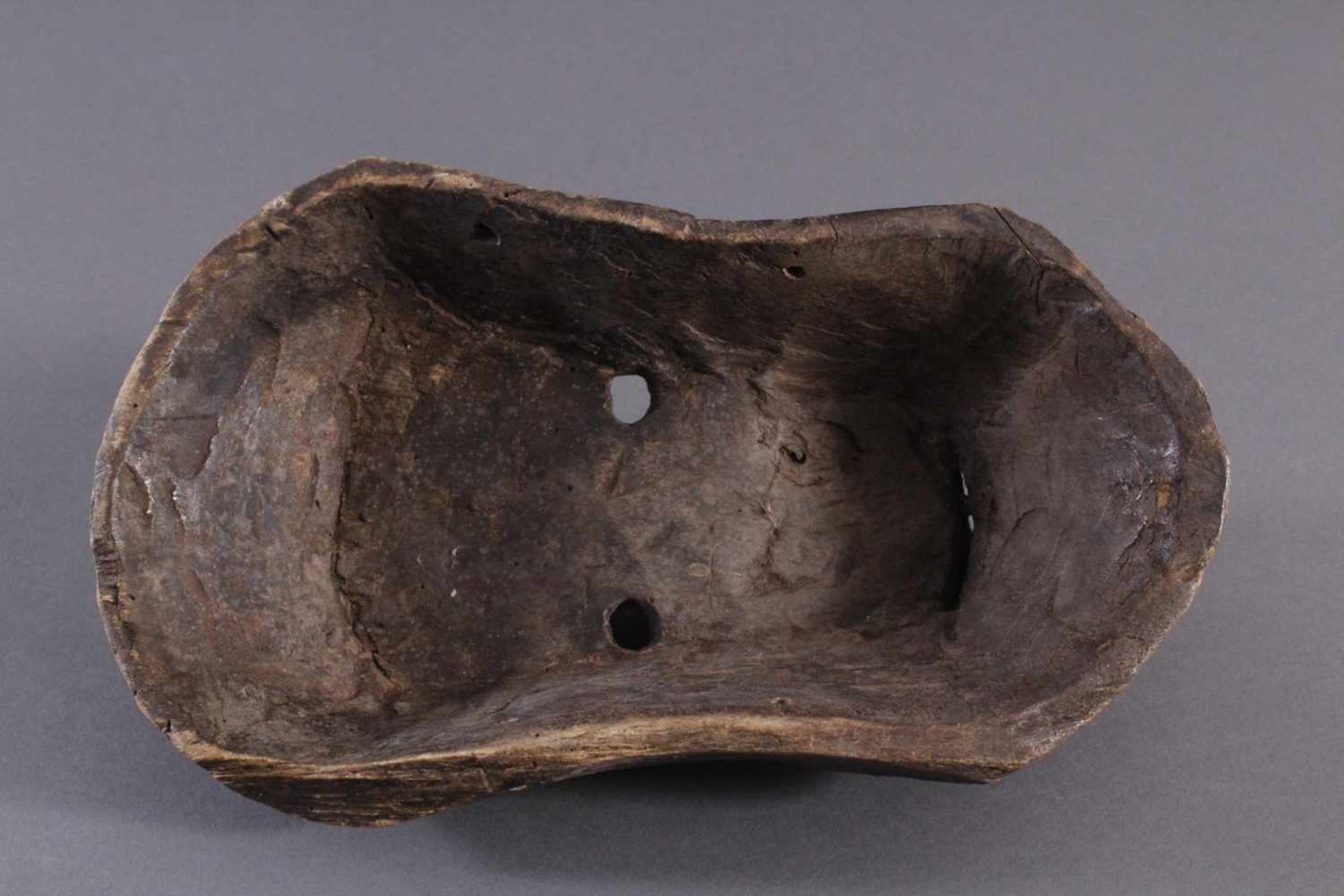 Antike Maske, Kongo 1. Hälfte 20. Jh.Holz geschnitzt, dunkle Patina, ca. 9 x 17 x 29 cm. - Bild 6 aus 6