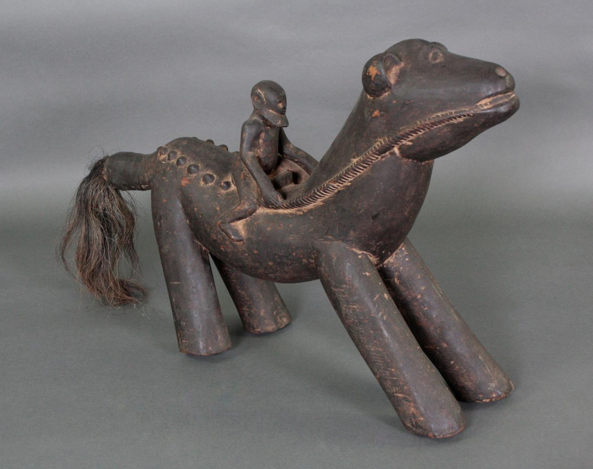 Geschnitzter Tierfigur, wohl Dogon, Mali, 1. Hälfe 20. Jh.Holz, matte dunkler krustige Patina, - Bild 2 aus 5