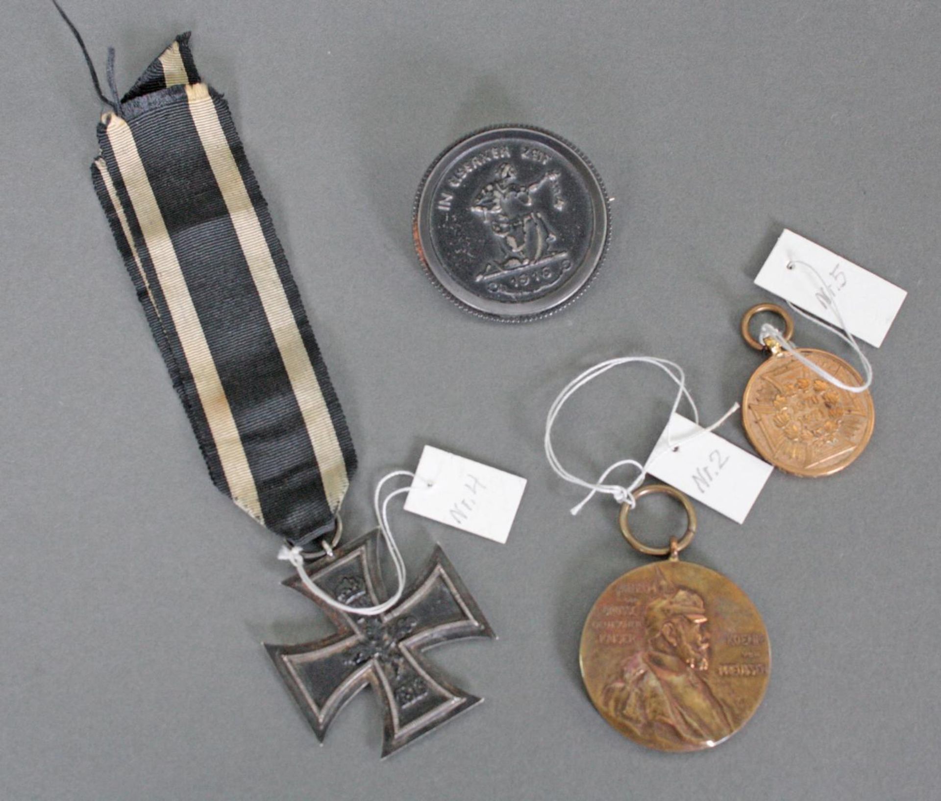 Konvolut Historika, WK I und WK II1 Eisernes Kreuz 1813/1914 an Band.1 gefasste Medaille, Gold gab