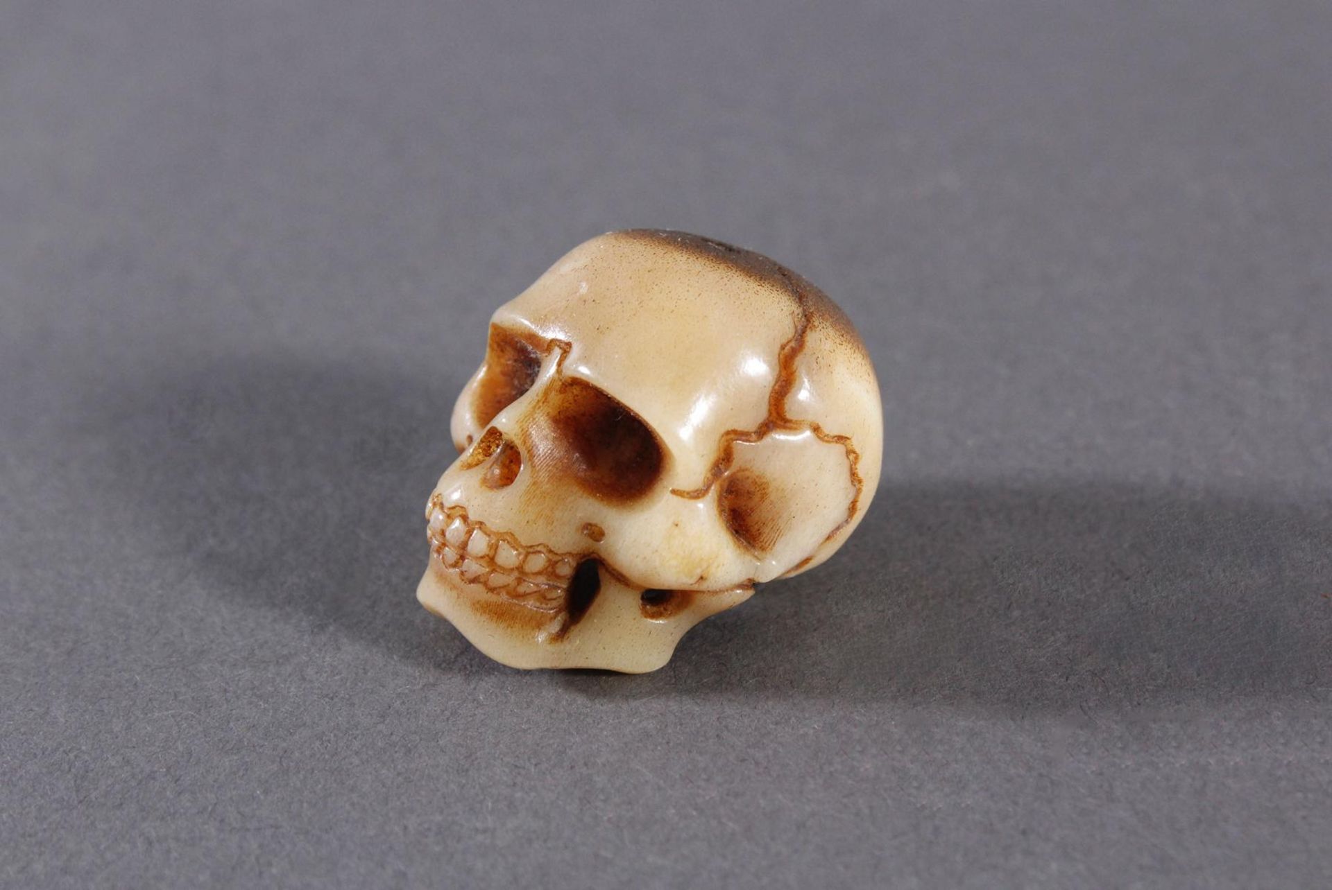 Memento Mori, Miniatur TotenschädelAus Hirschhorn geschnitzter Anhänger. Maße ca. 3 x 2,5 cm. - Bild 2 aus 5
