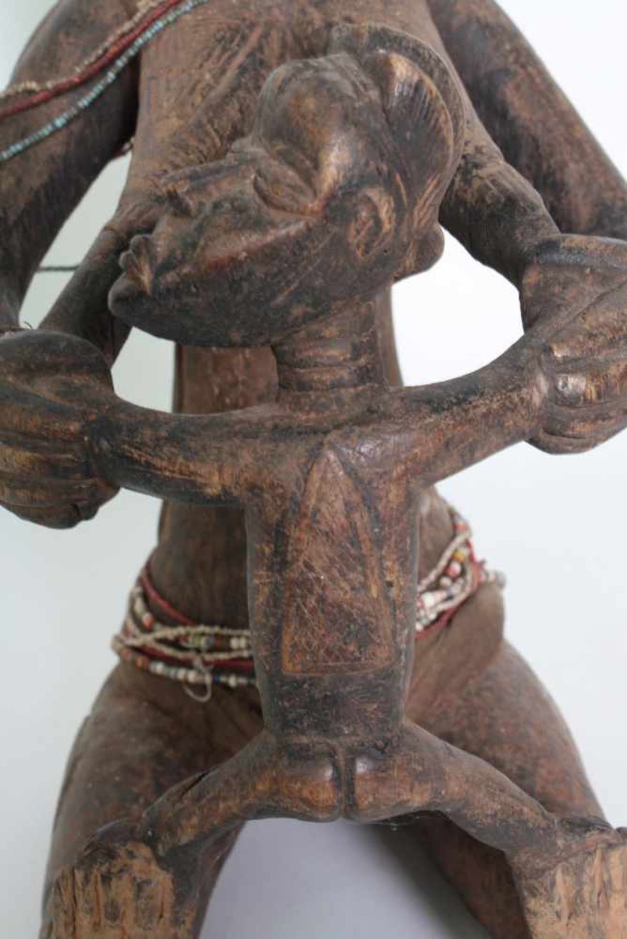 Mutter-Kind-Figur, Dan, Elfenbeinküste, Liberia, 1. Hälfte 20. Jh.Holz, braune Kruste Patina, - Bild 7 aus 7