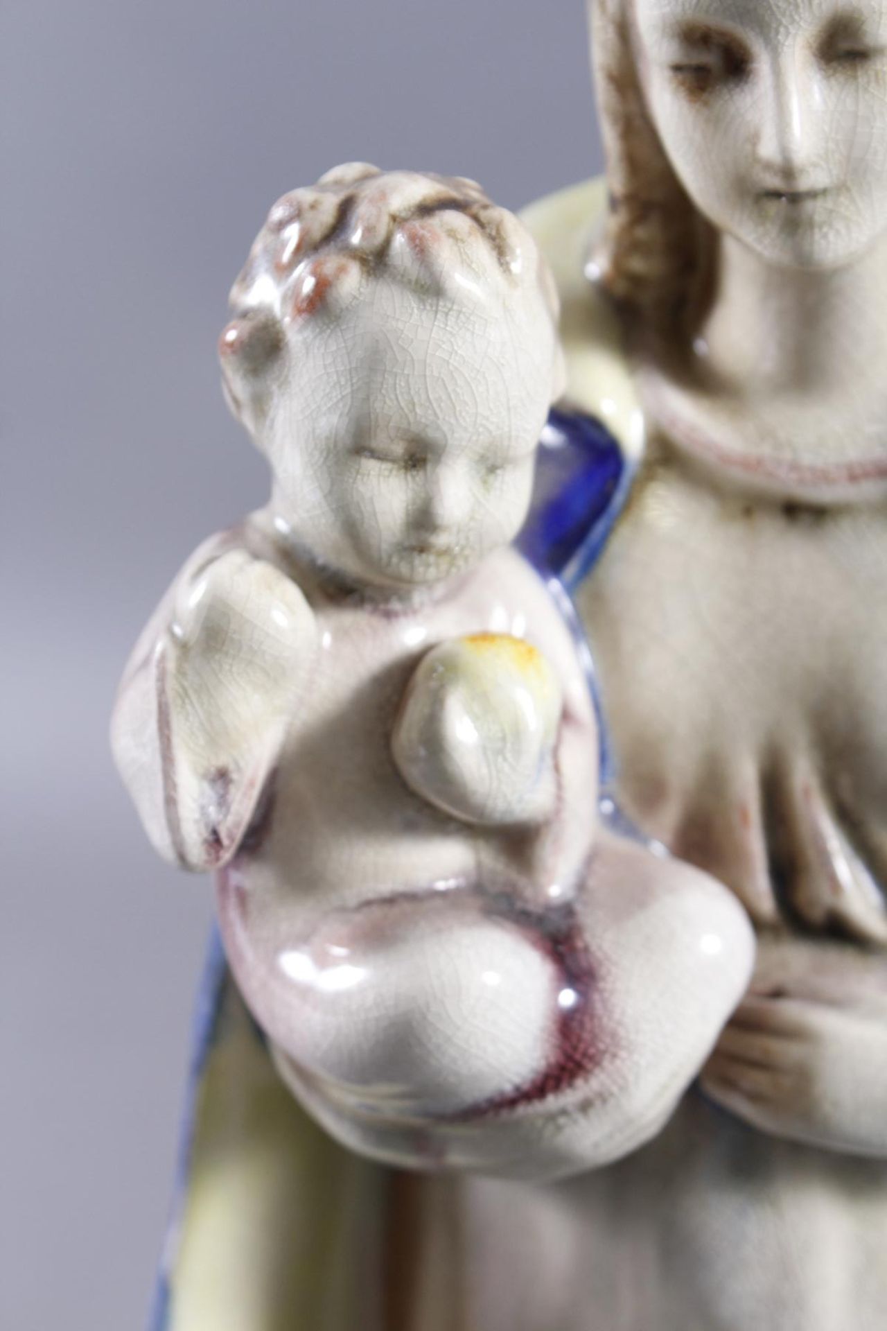 Karlsruher Majolika, Mondsichel-Madonna mit dem JesuskindKeramik mit fein craquelierter, polychromer - Bild 3 aus 5