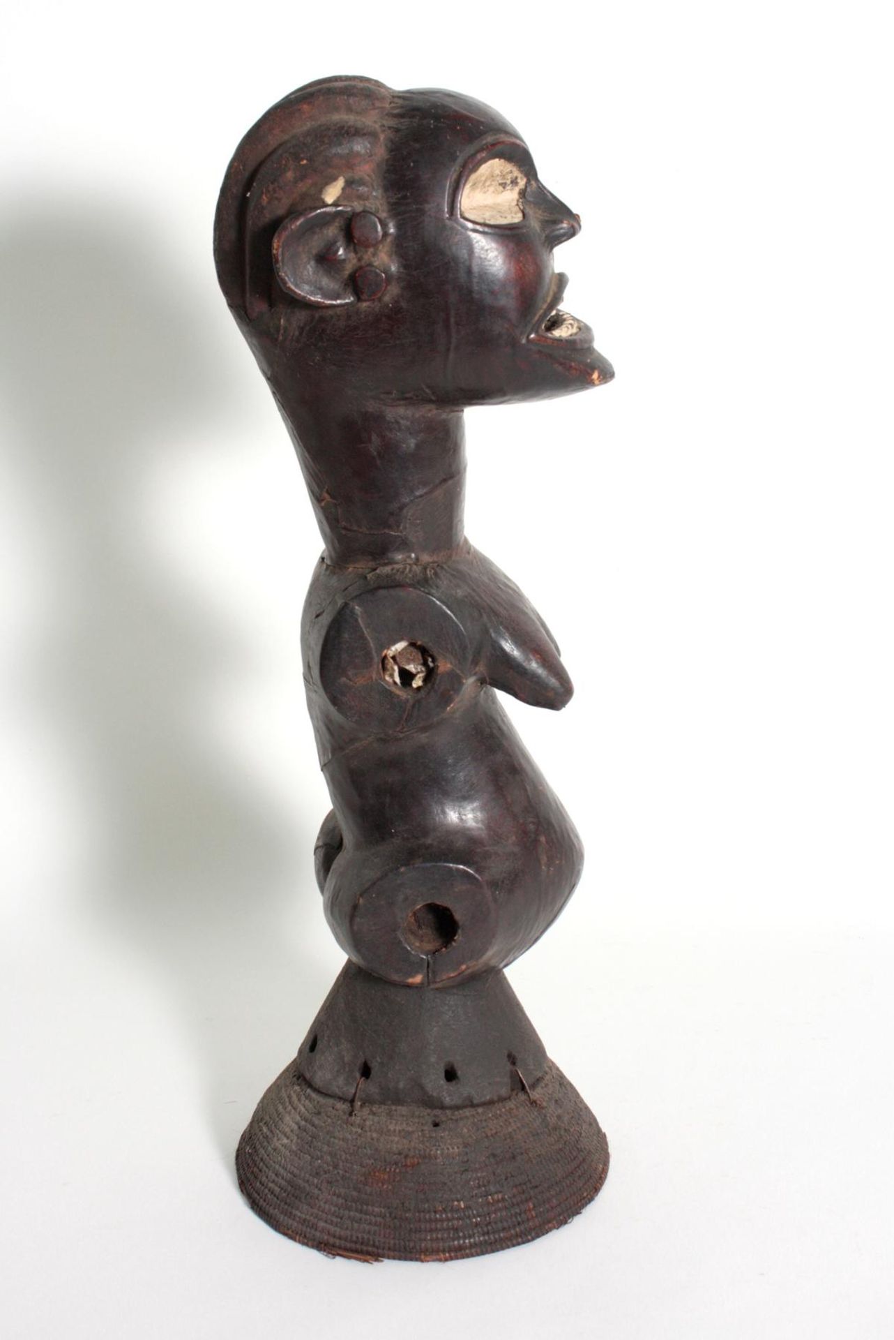 Anthropomorpher Tanzaufsatz, Nigeria. 1. Hälfte 20. Jh.Holz geschnitzt, mit Leder überzogen, - Bild 3 aus 6