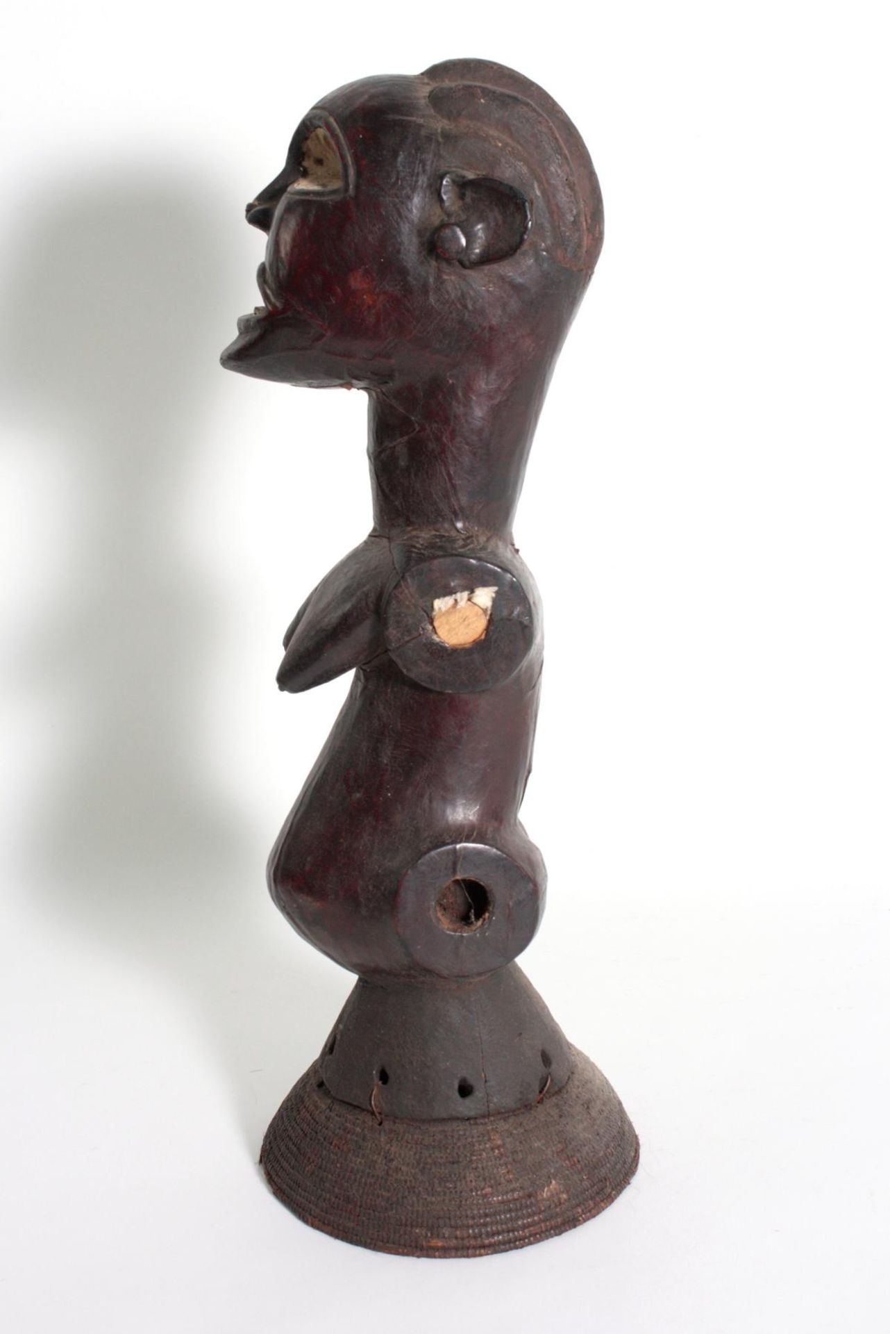 Anthropomorpher Tanzaufsatz, Nigeria. 1. Hälfte 20. Jh.Holz geschnitzt, mit Leder überzogen, - Bild 6 aus 6