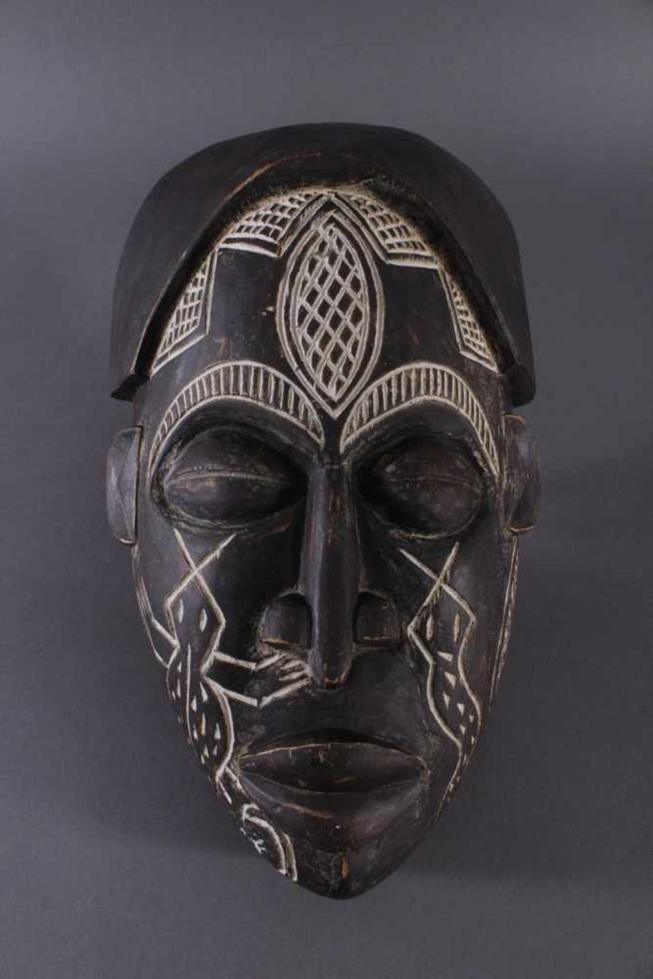 Antike Maske, Chokwe, Angola 1. Hälfte 20. Jh.Holz geschnitzt, dunkle Patina, Narbentatauierung, ca.