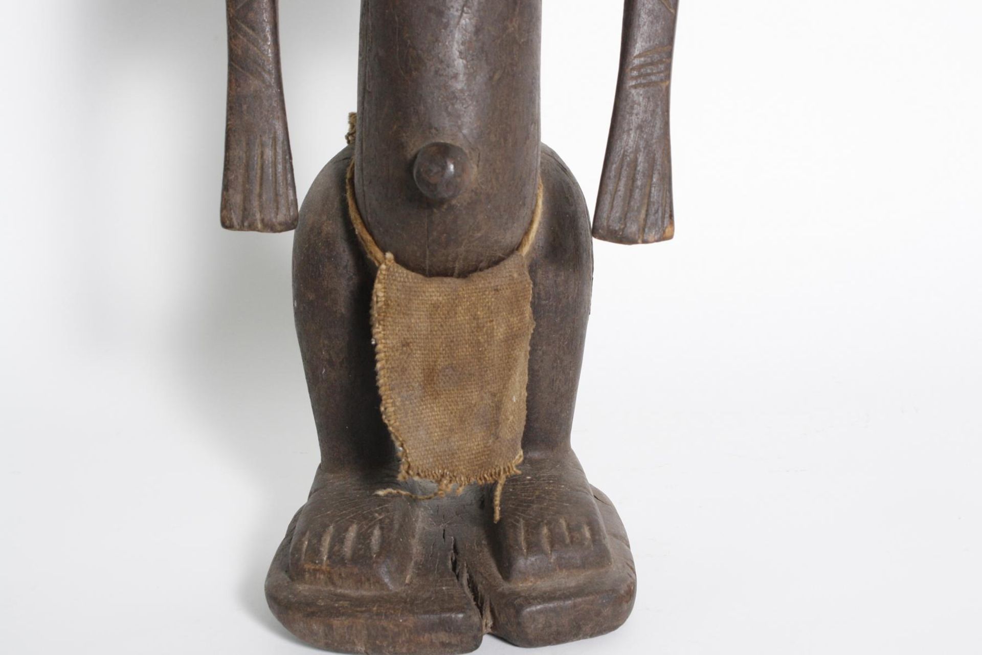 Stehende, weibliche Figur, ‘Nyeleni’, Bambara (oder Bamana), Mali, 1. Hälfte 20. Jh.Schweres Holz, - Bild 7 aus 8