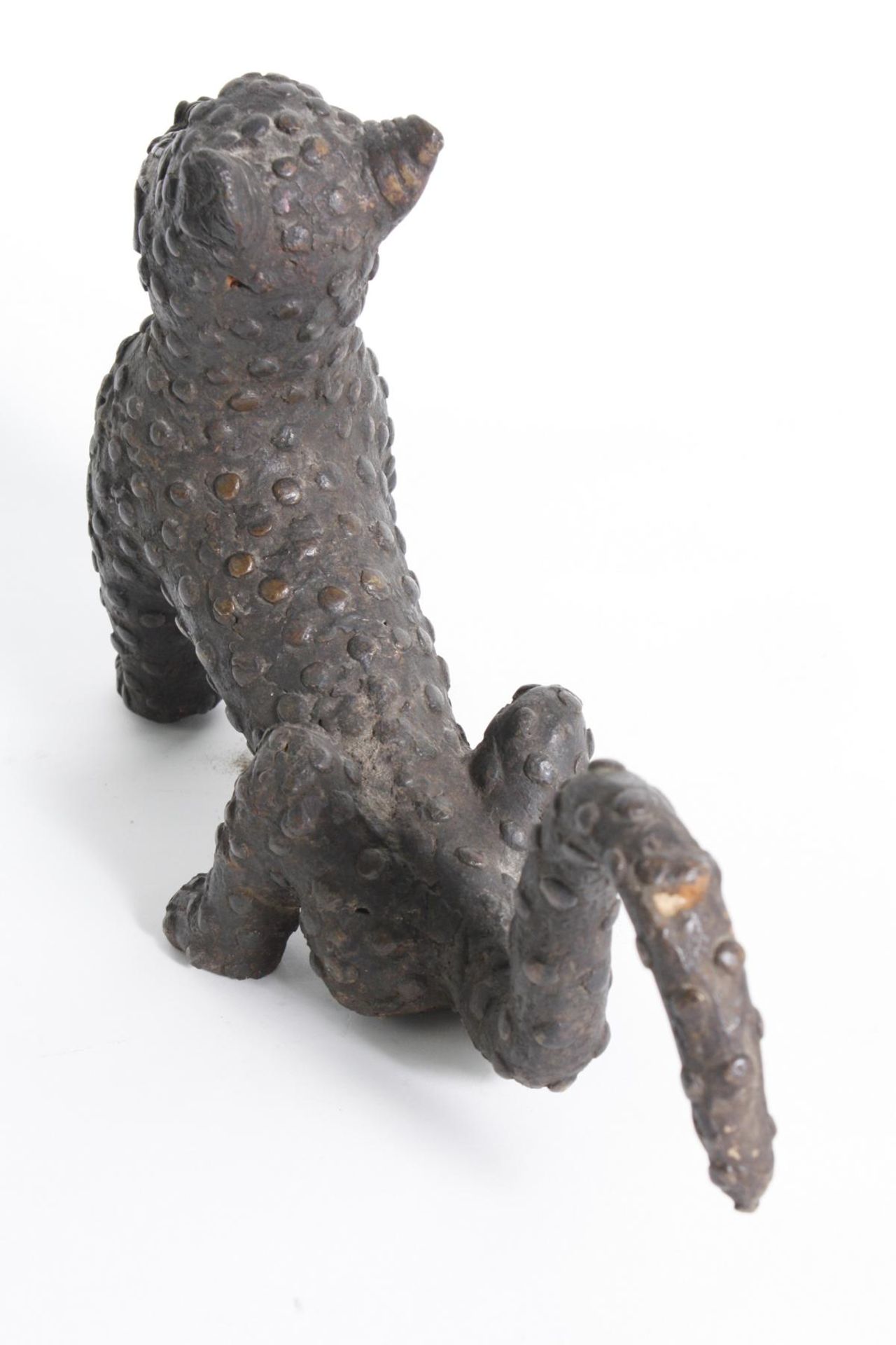 Bronze-Leopard, Benin, Nigeria, 1. Hälfte 20. Jh.Sitzendes Tier mit punktierter Musterung auf der - Bild 5 aus 5