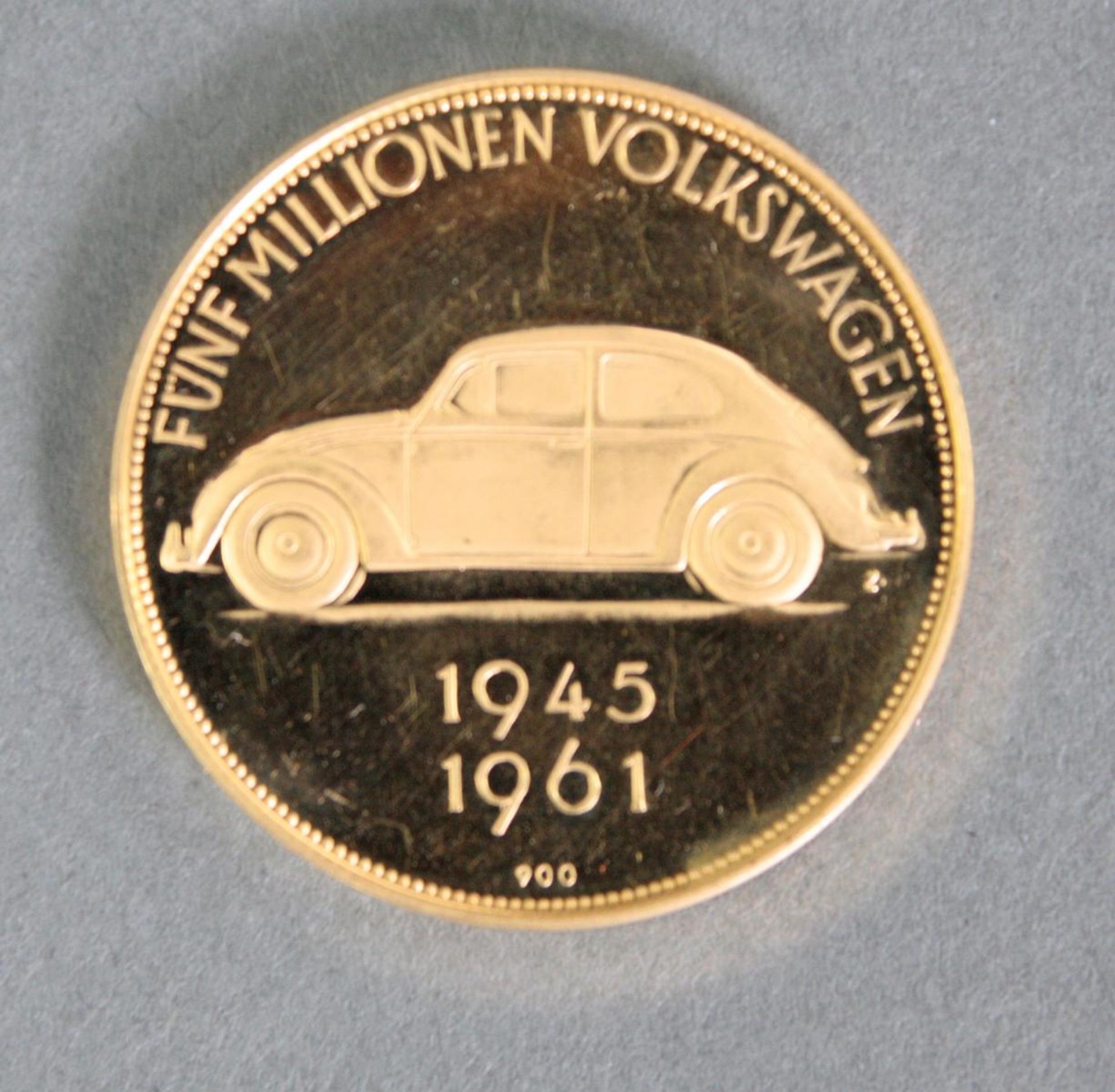 Goldmedaille, 5 Millionen Volkswagen 945 - 1961900er Gold, Durchmesser 30,2 mm, 17,5 g. - Bild 2 aus 2