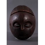 Antike Maske, Mbunda, Sambia 1. Hälfte 20. Jh.Holz geschnitzt, braune Patina, ovale Form,