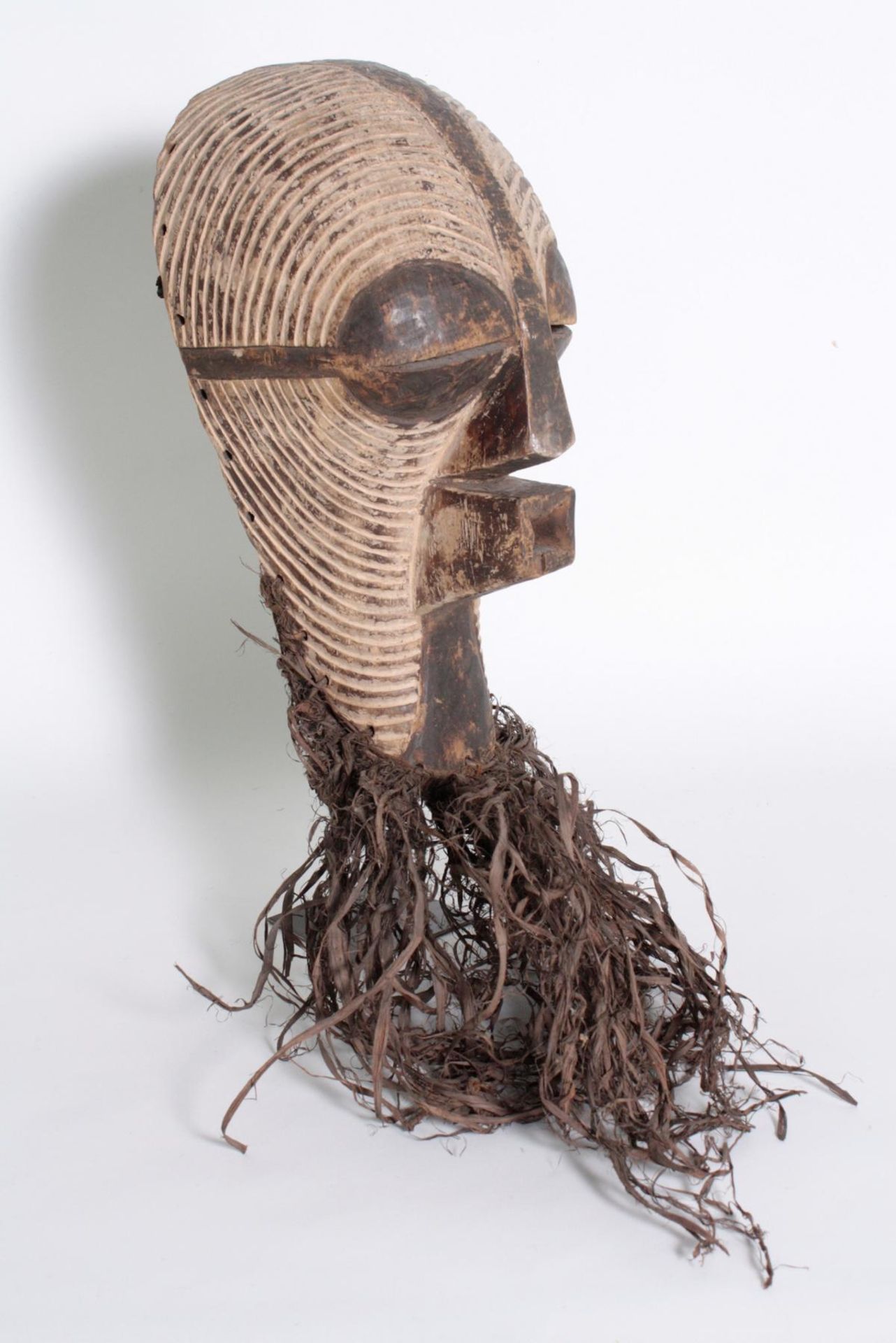 Weibliche Kifwebe-Maske "kikashi", Kongo/Songe, 1. Hälfte 20. JhHolz, weißes und schwarzes - Bild 2 aus 5