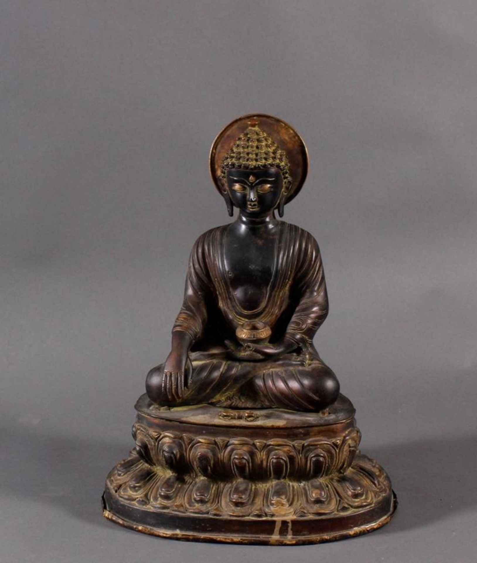 Buddha, Shakyamuni, Tibet 19. / 20. JahrhundertBronze patiniert. Mit der rechten Hand die Erde als