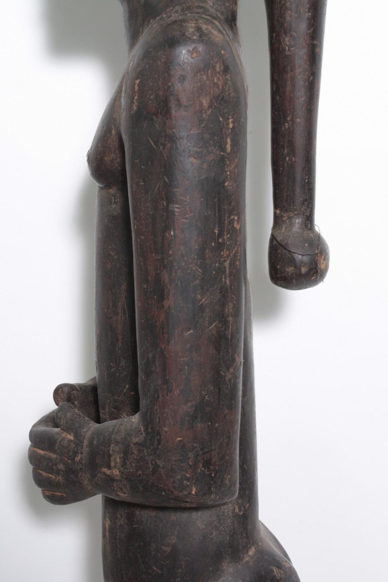Große Figur, wohl "Eshu", Yoruba, Nigeria , 1. Hälfte 20. Jh.Holz geschnitzt, schwarze krustige - Bild 10 aus 11